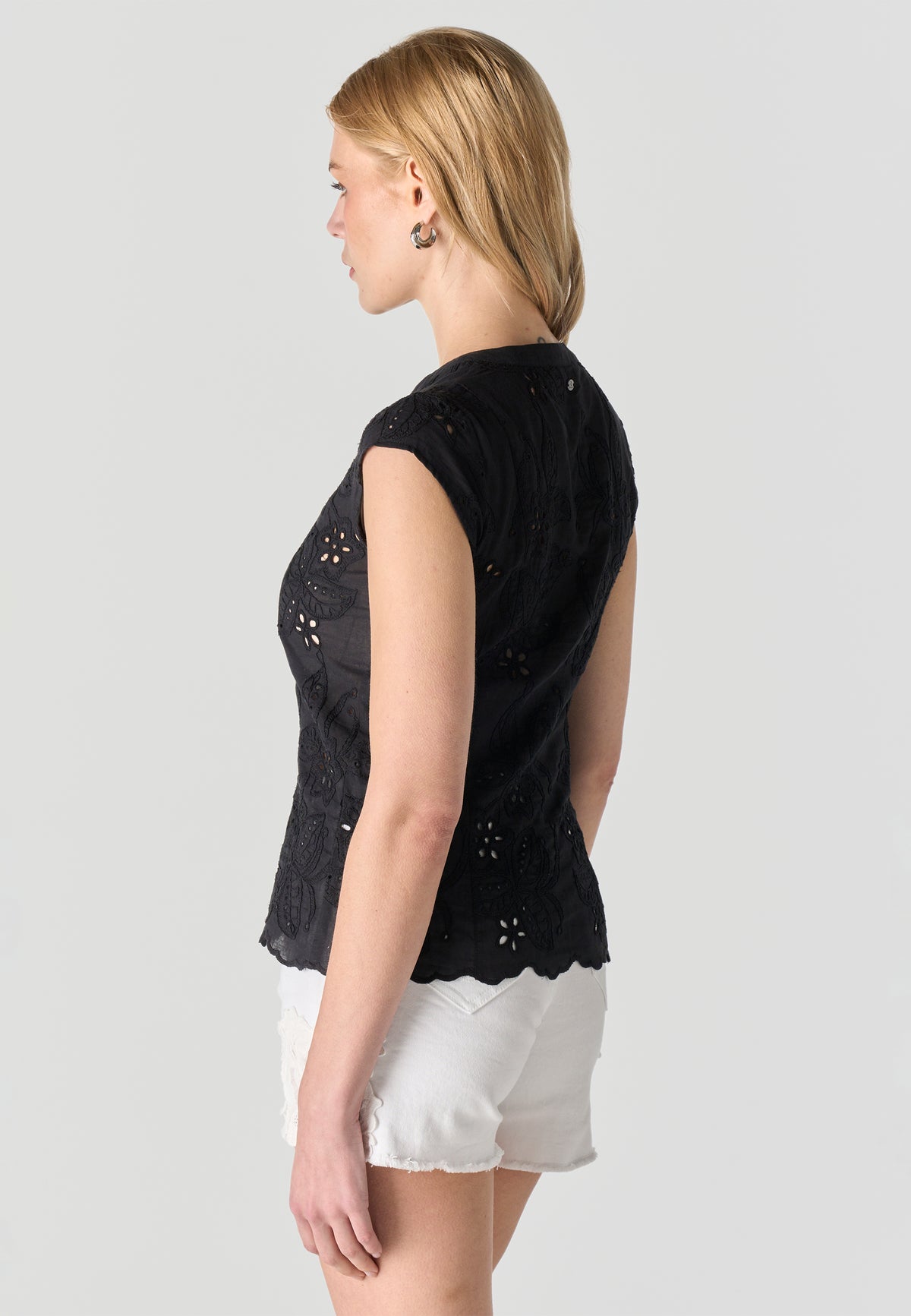 Blouse femme noire col V broderie anglaise manches courtes - Koroshi 2612BL36
