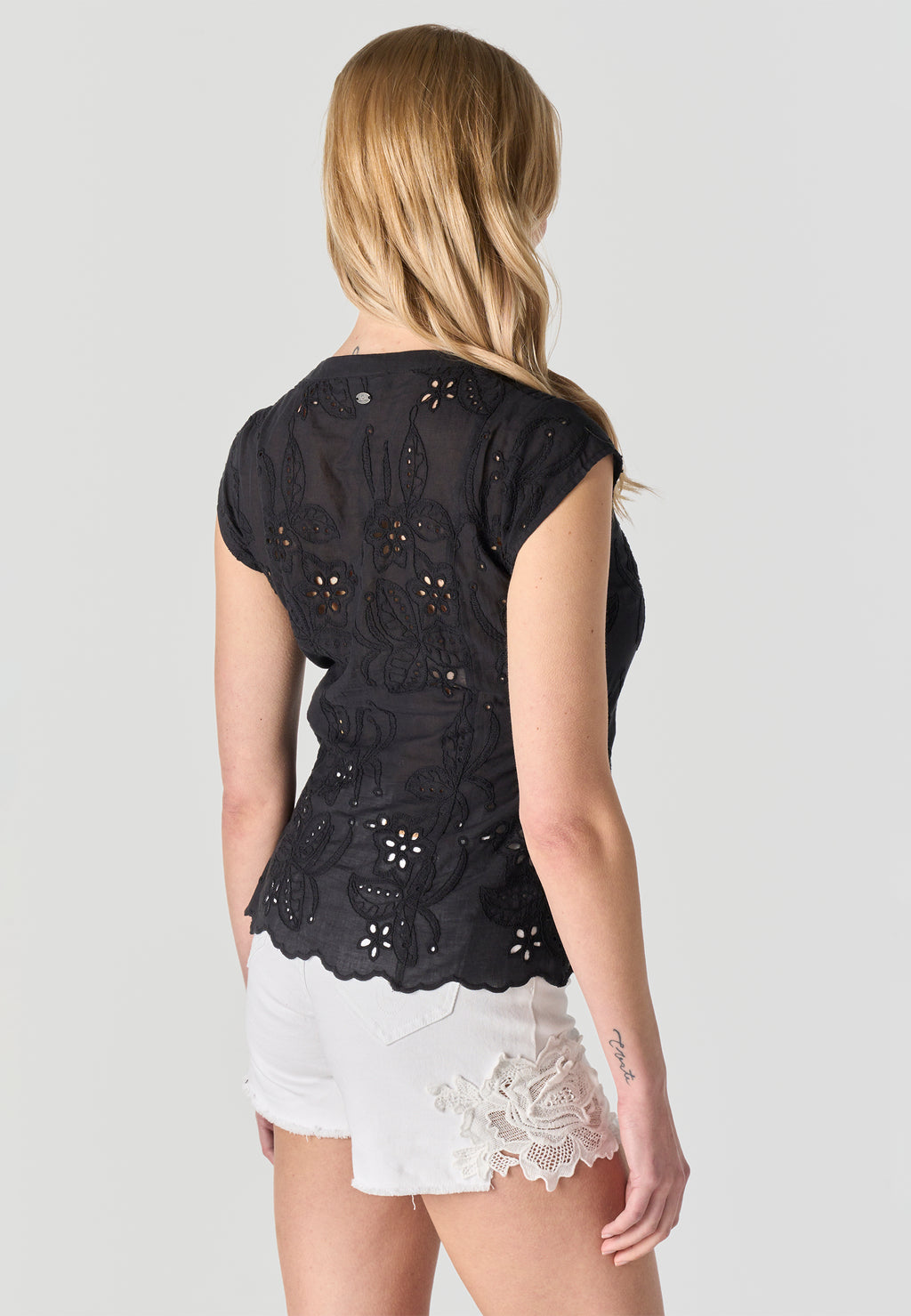 Blouse femme noire col V broderie anglaise manches courtes - Koroshi 2612BL36