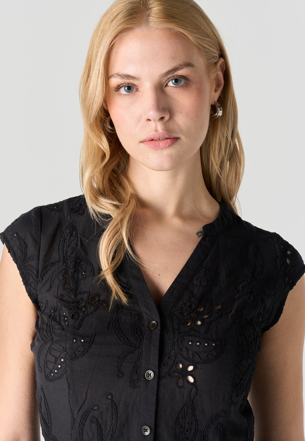 Blouse femme noire col V broderie anglaise manches courtes - Koroshi 2612BL36