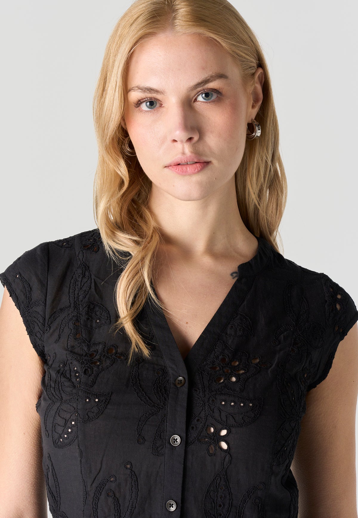 Blouse femme noire col V broderie anglaise manches courtes - Koroshi 2612BL36