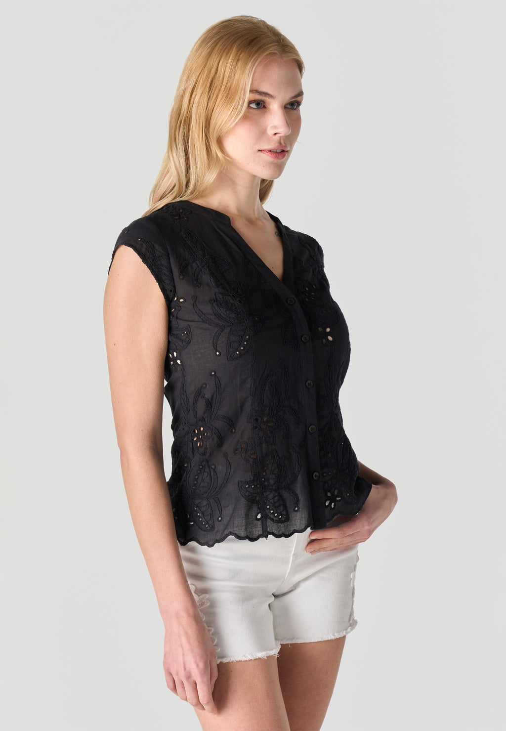 Blouse femme noire col V broderie anglaise manches courtes - Koroshi 2612BL36