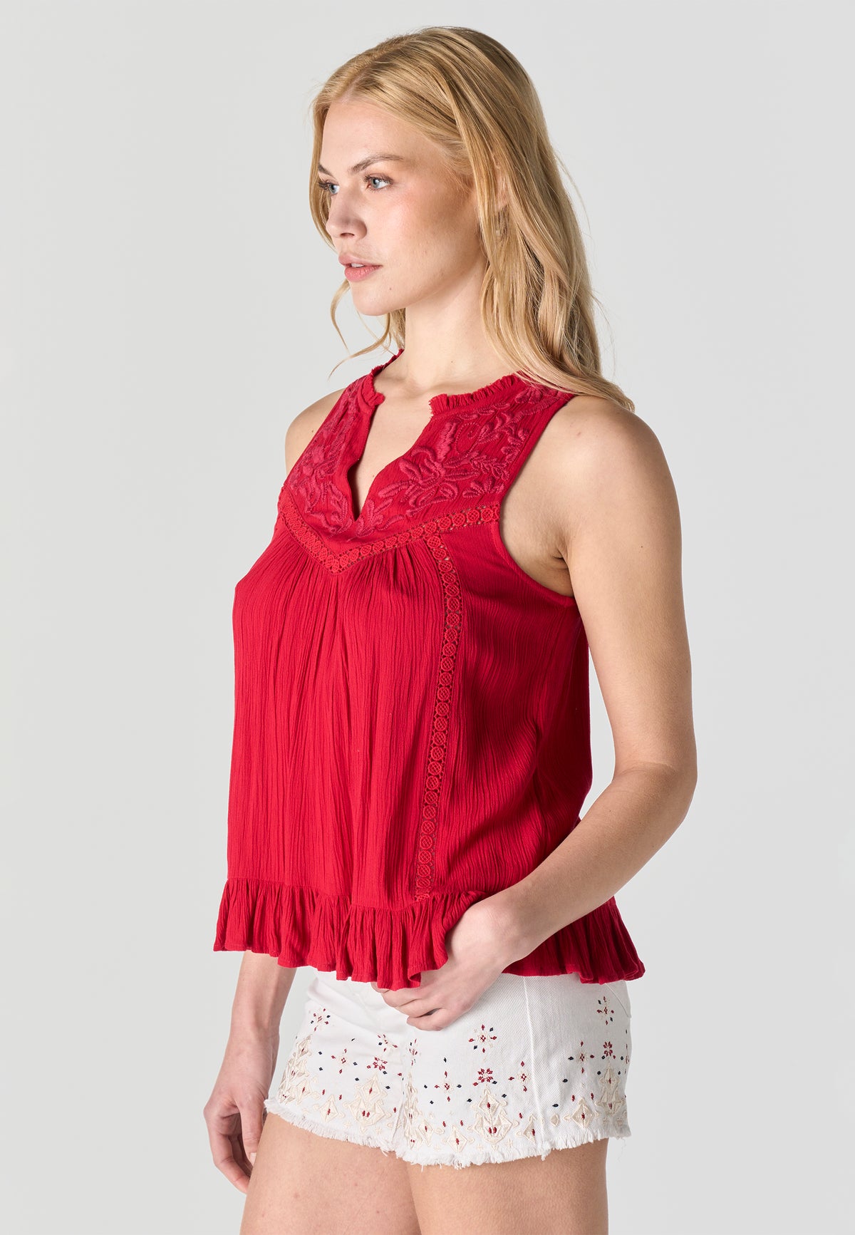 Rote, ärmellose, bestickte Rüschenbluse für Damen mit V-Ausschnitt – Koroshi 2612BL39
