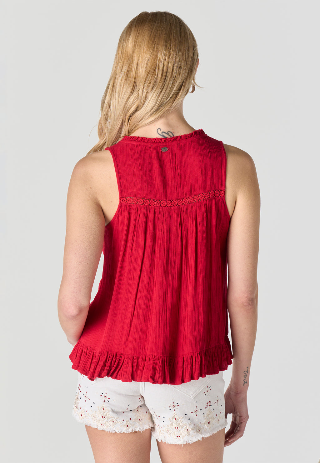 Rote, ärmellose, bestickte Rüschenbluse für Damen mit V-Ausschnitt – Koroshi 2612BL39
