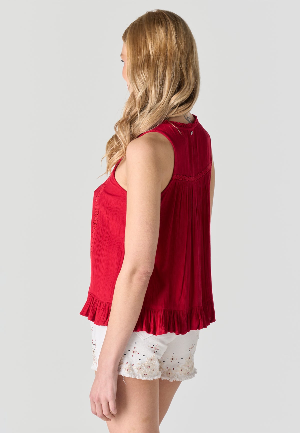 Rote, ärmellose, bestickte Rüschenbluse für Damen mit V-Ausschnitt – Koroshi 2612BL39