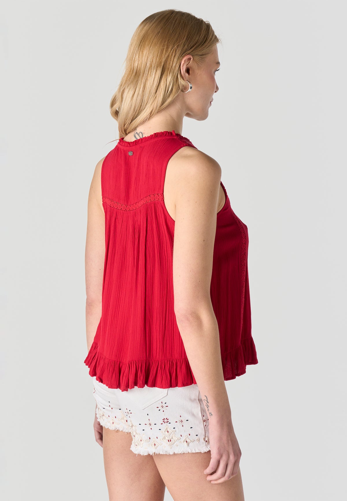 Rote, ärmellose, bestickte Rüschenbluse für Damen mit V-Ausschnitt – Koroshi 2612BL39