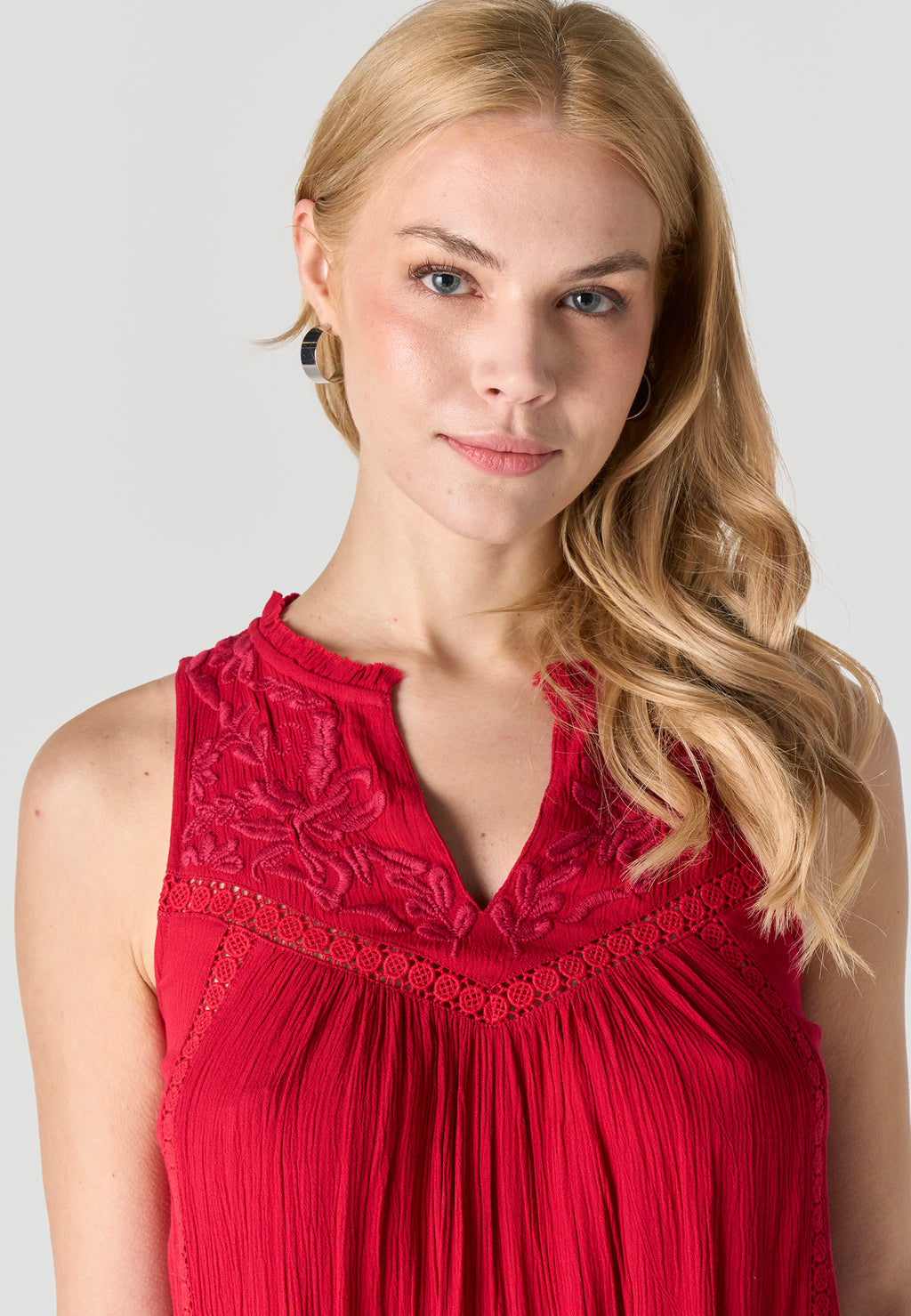 Rote, ärmellose, bestickte Rüschenbluse für Damen mit V-Ausschnitt – Koroshi 2612BL39