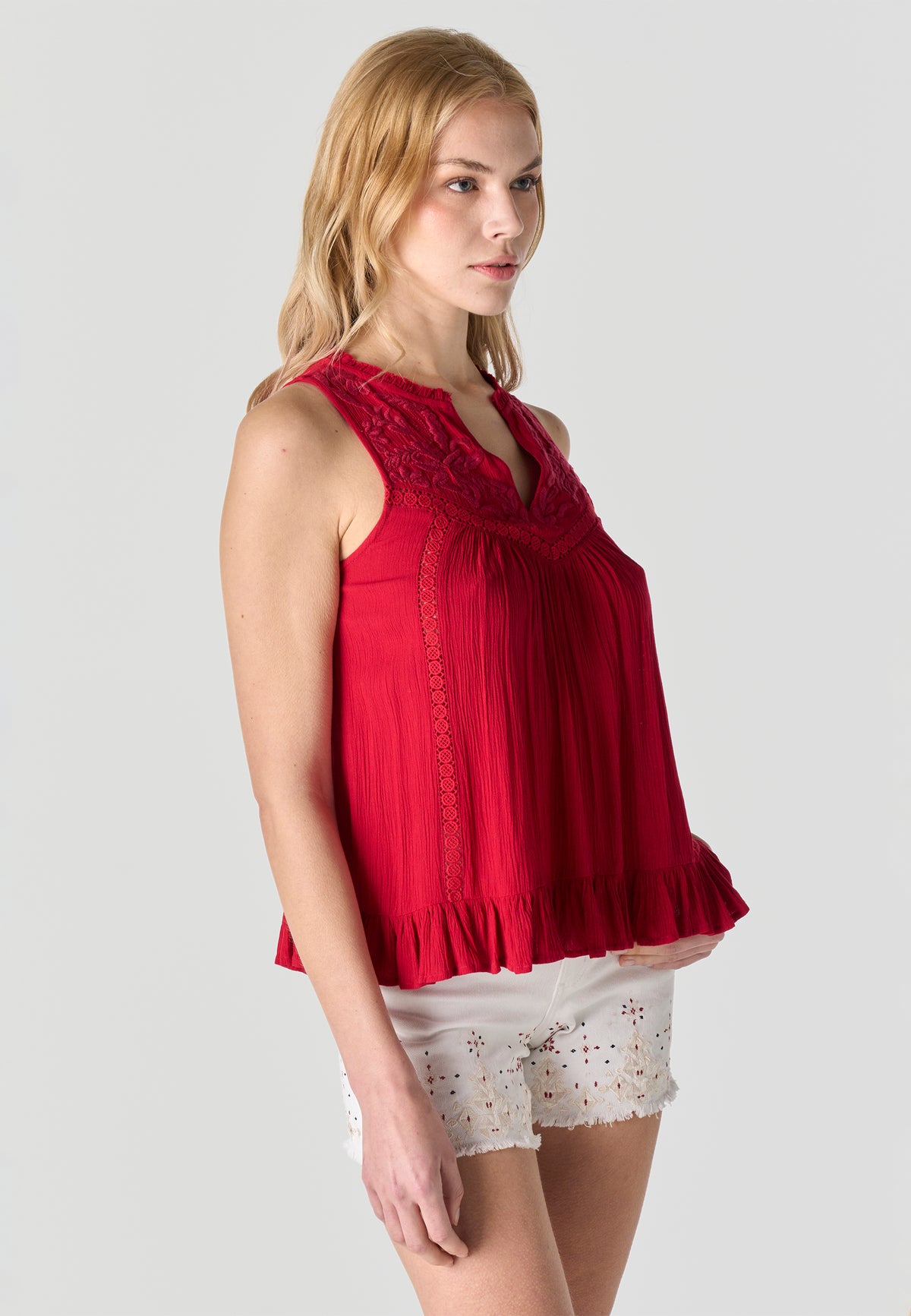 Rote, ärmellose, bestickte Rüschenbluse für Damen mit V-Ausschnitt – Koroshi 2612BL39