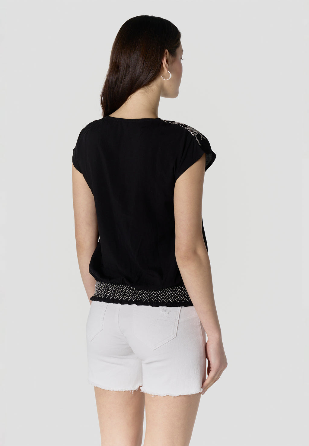Schwarze, bestickte Kurzarmbluse für Damen mit V-Ausschnitt – Koroshi 2612BL45