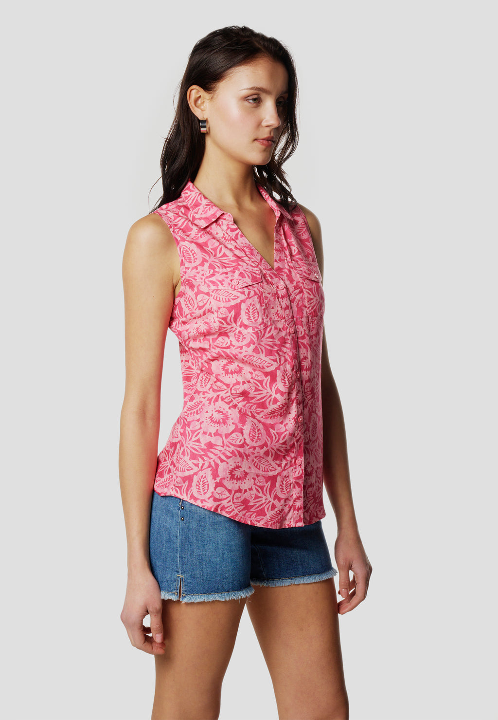 Rosafarbene ärmellose Damenbluse aus Viskose mit Blattmuster - Koroshi 2612BL78