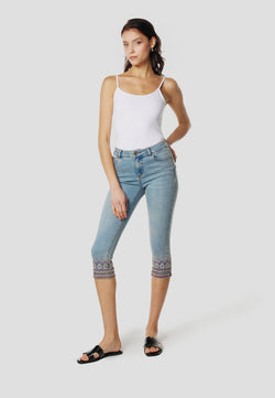 Pantalon pirata vaquero bordado brillos mujer azul - Koroshi 2612PS08