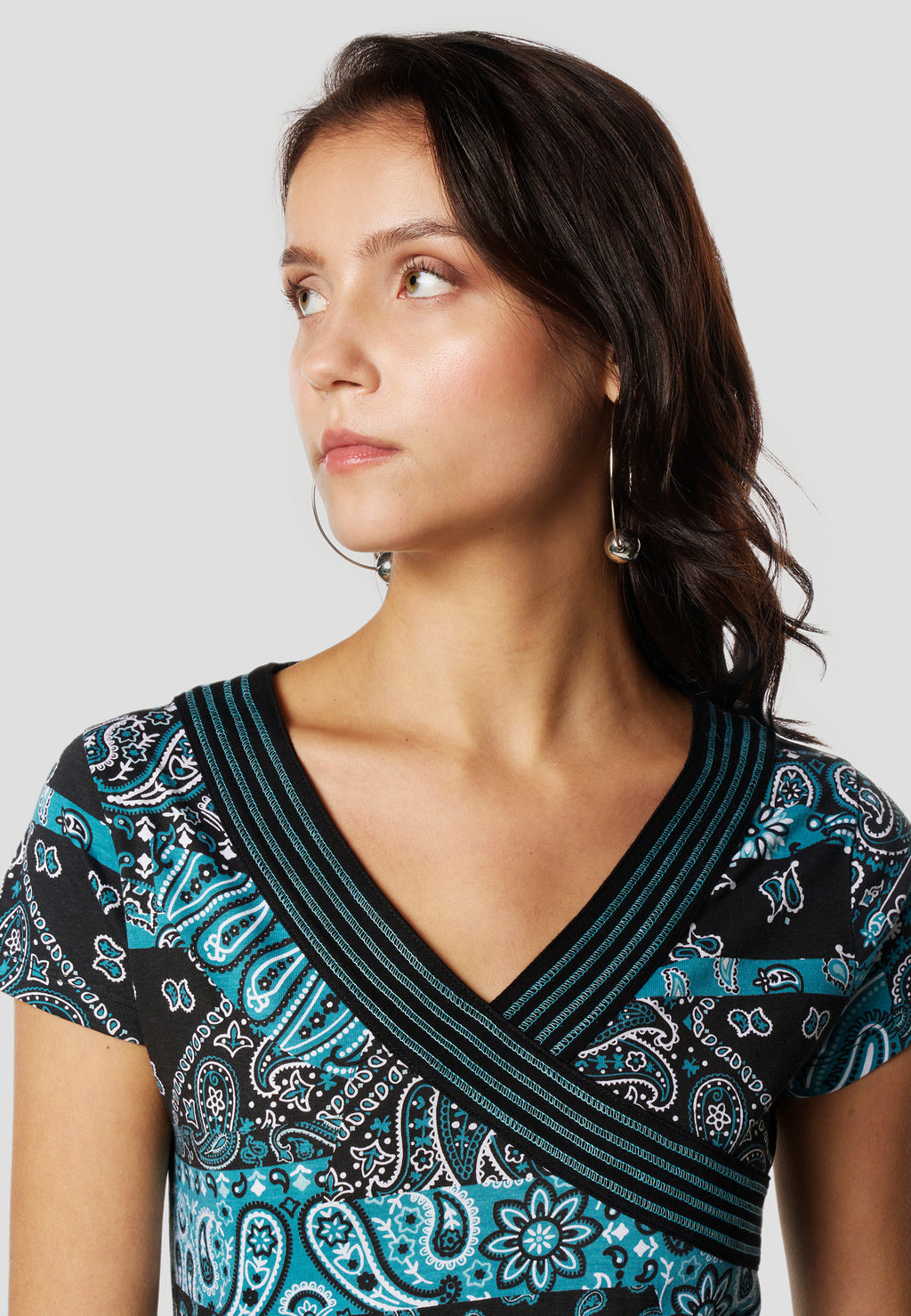 Top Mujer Manga Corta Turquesa Estampado Cachemir Cuello Pico Cruzado Bordado Tachas – KOROSHI