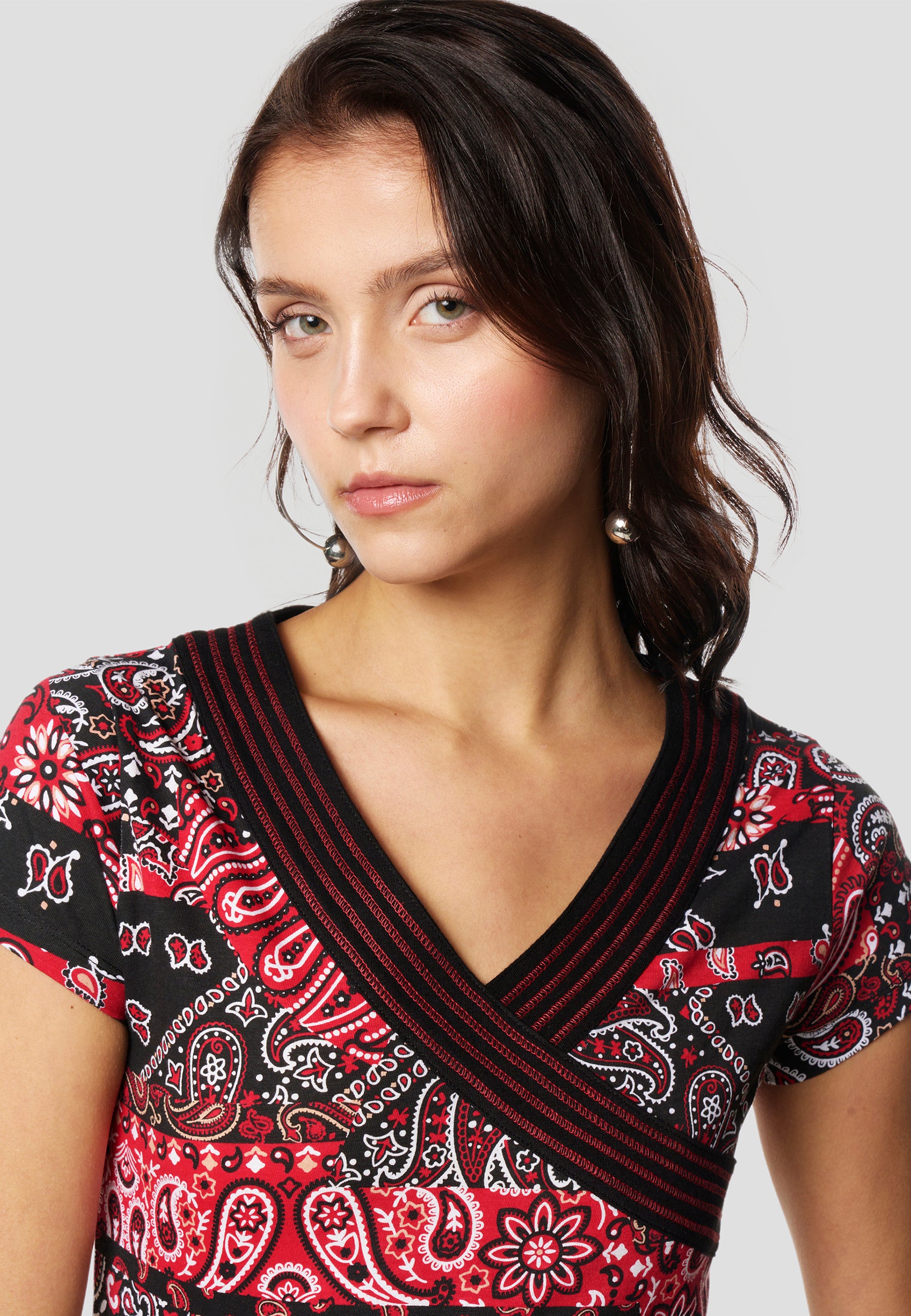 Top Mujer Manga Corta Rojo Estampado Cachemir Cuello Pico Cruzado Bordado Tachas – KOROSHI