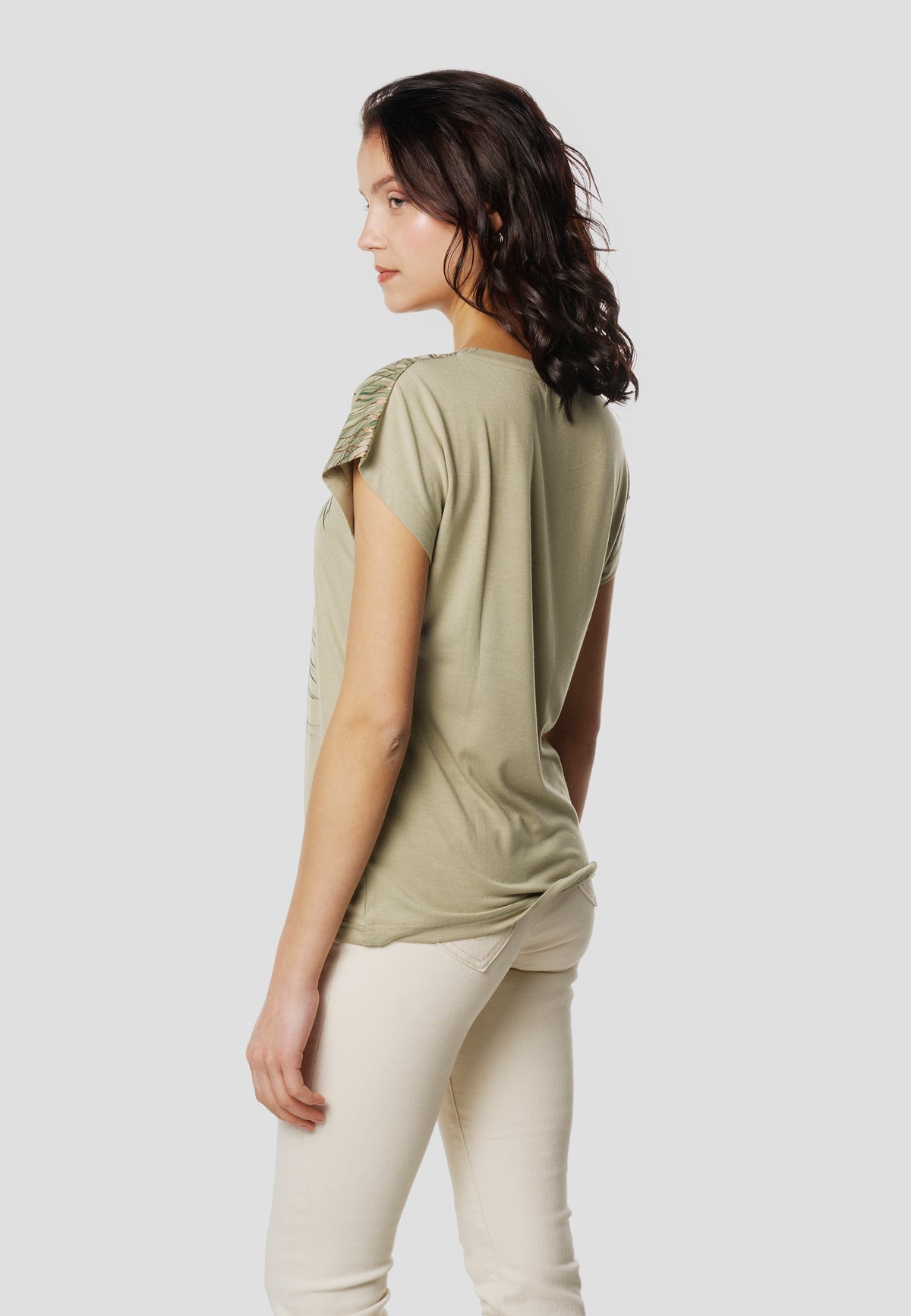 Khakifarbenes Damen-Kurzarm-T-Shirt mit Palmenprint – Koroshi 2612TP06