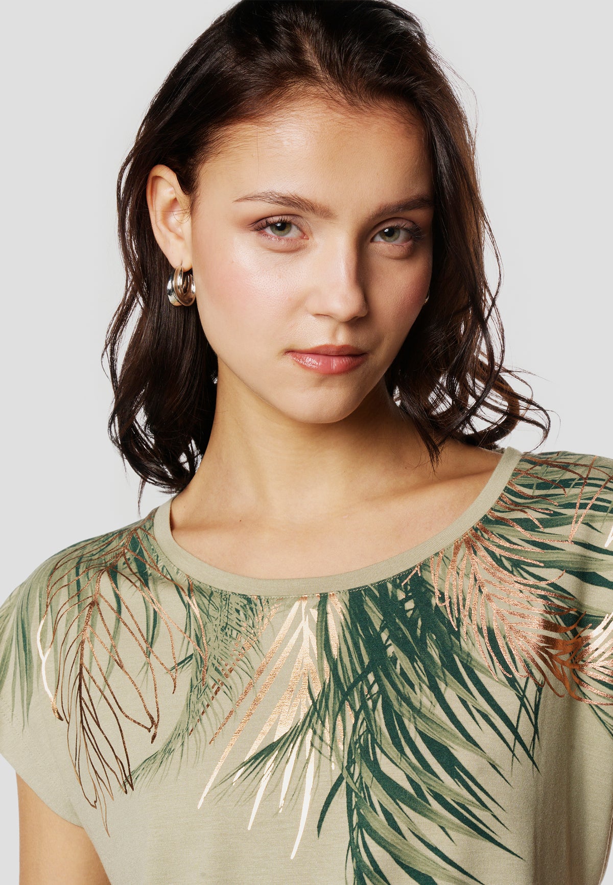 Khakifarbenes Damen-Kurzarm-T-Shirt mit Palmenprint – Koroshi 2612TP06