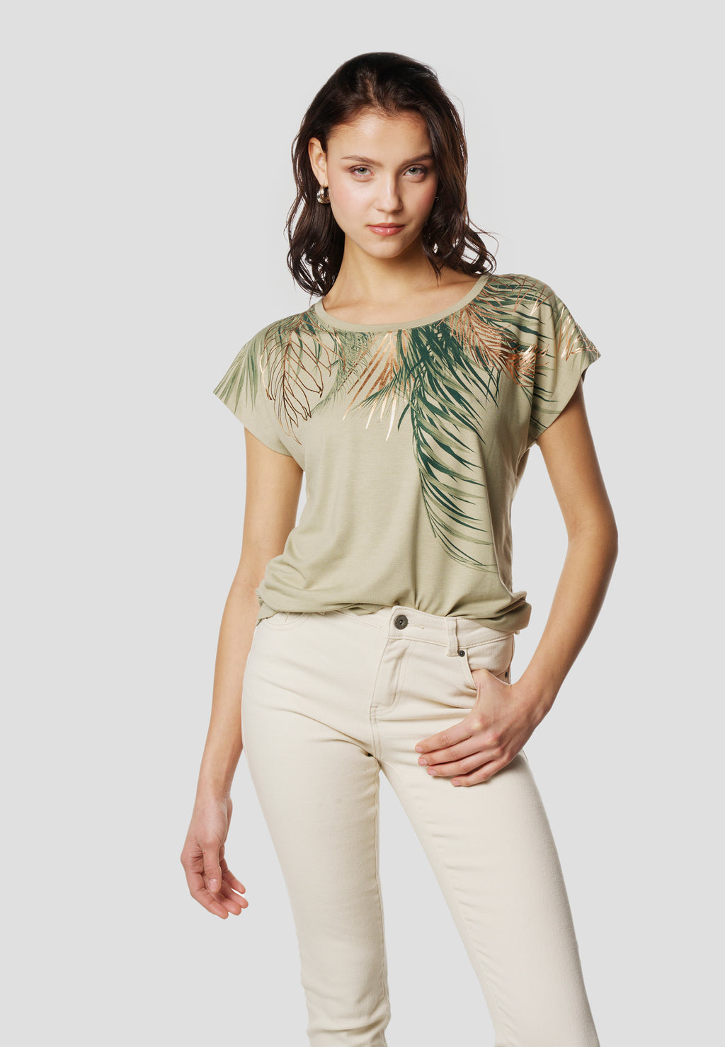 Khakifarbenes Damen-Kurzarm-T-Shirt mit Palmenprint – Koroshi 2612TP06