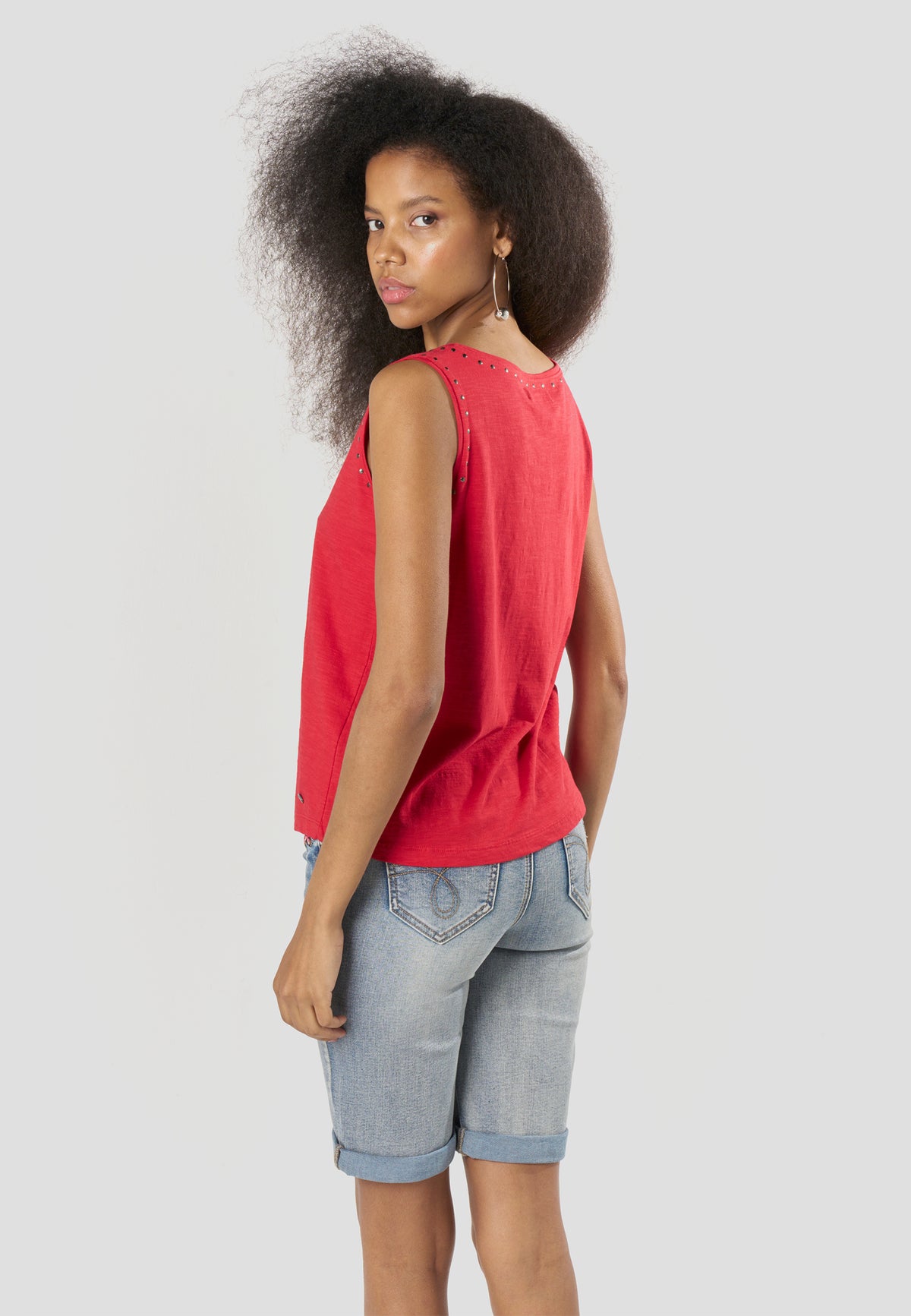 Red women's studded tank top with neckline - Koroshi 2612TP70