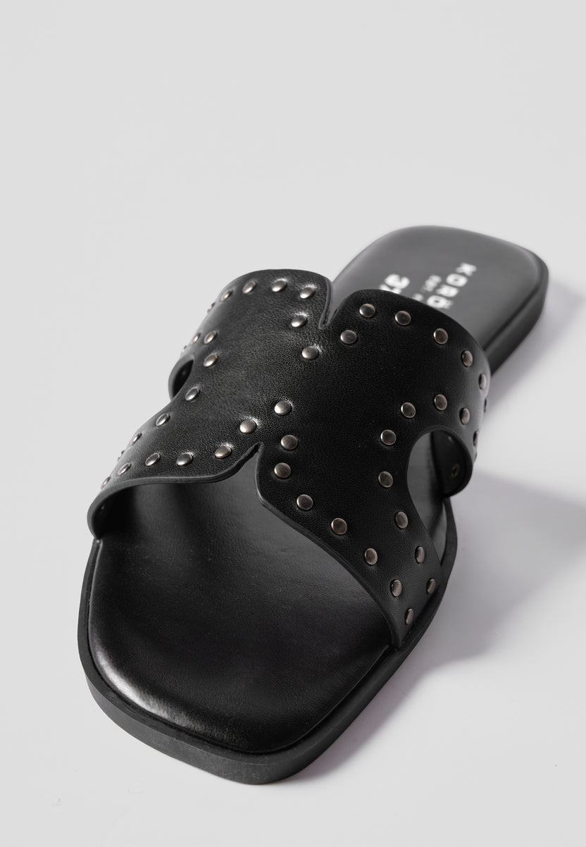 Sandalia plana negra efecto piel