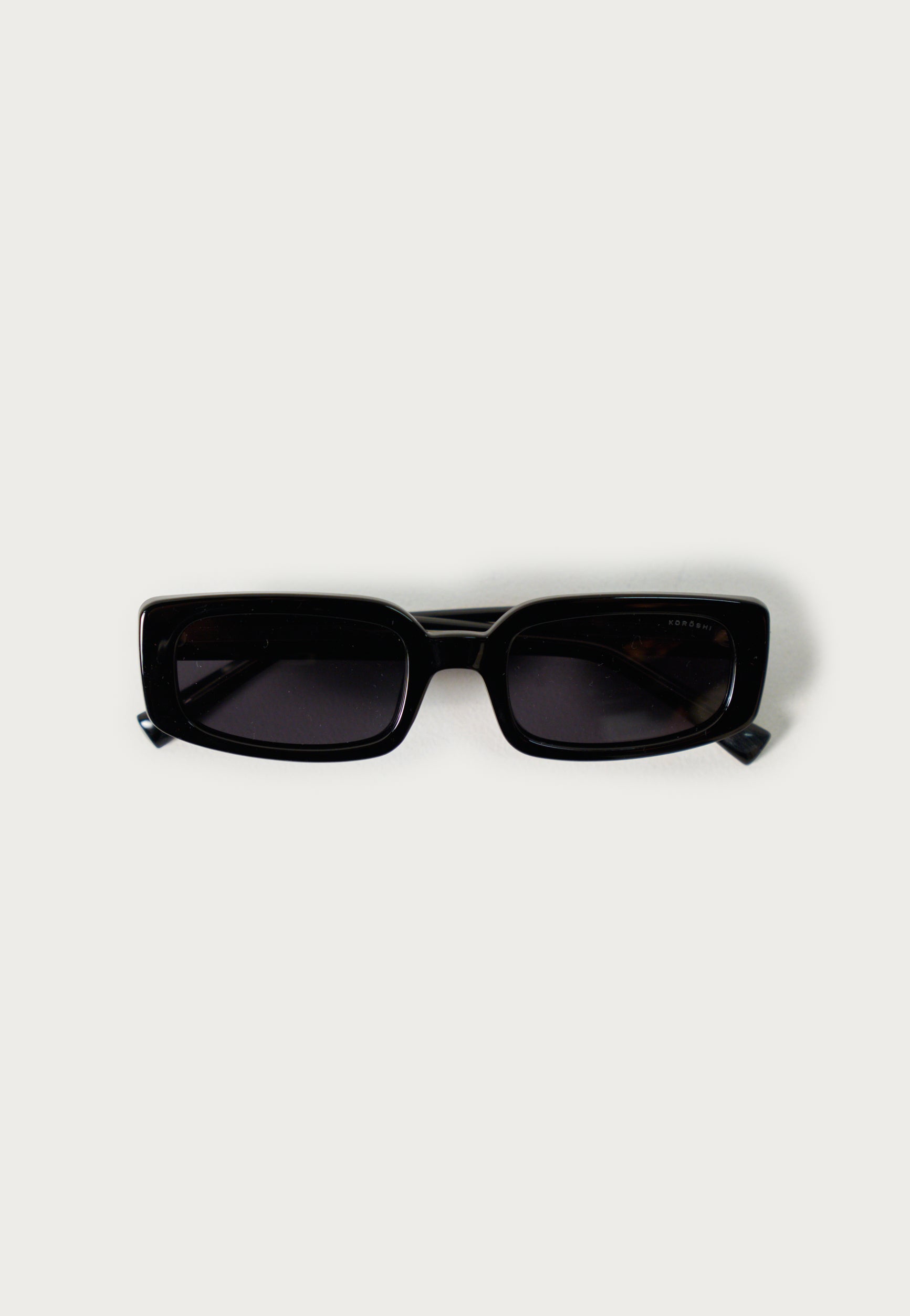 Gafas de Sol Mujer Rectangulares Negras Lentes Polarizadas Efecto Ahumado Prot. UV – KOROSHI