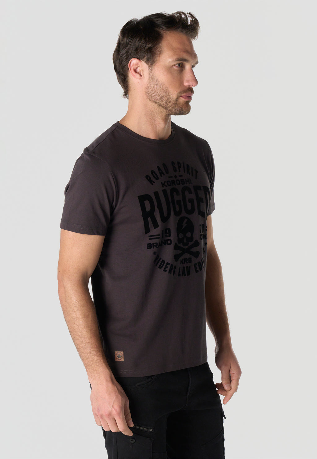 Camiseta Hombre Manga Corta Estampada Antracita Cuello Redondo Regular Fit – KOROSHI