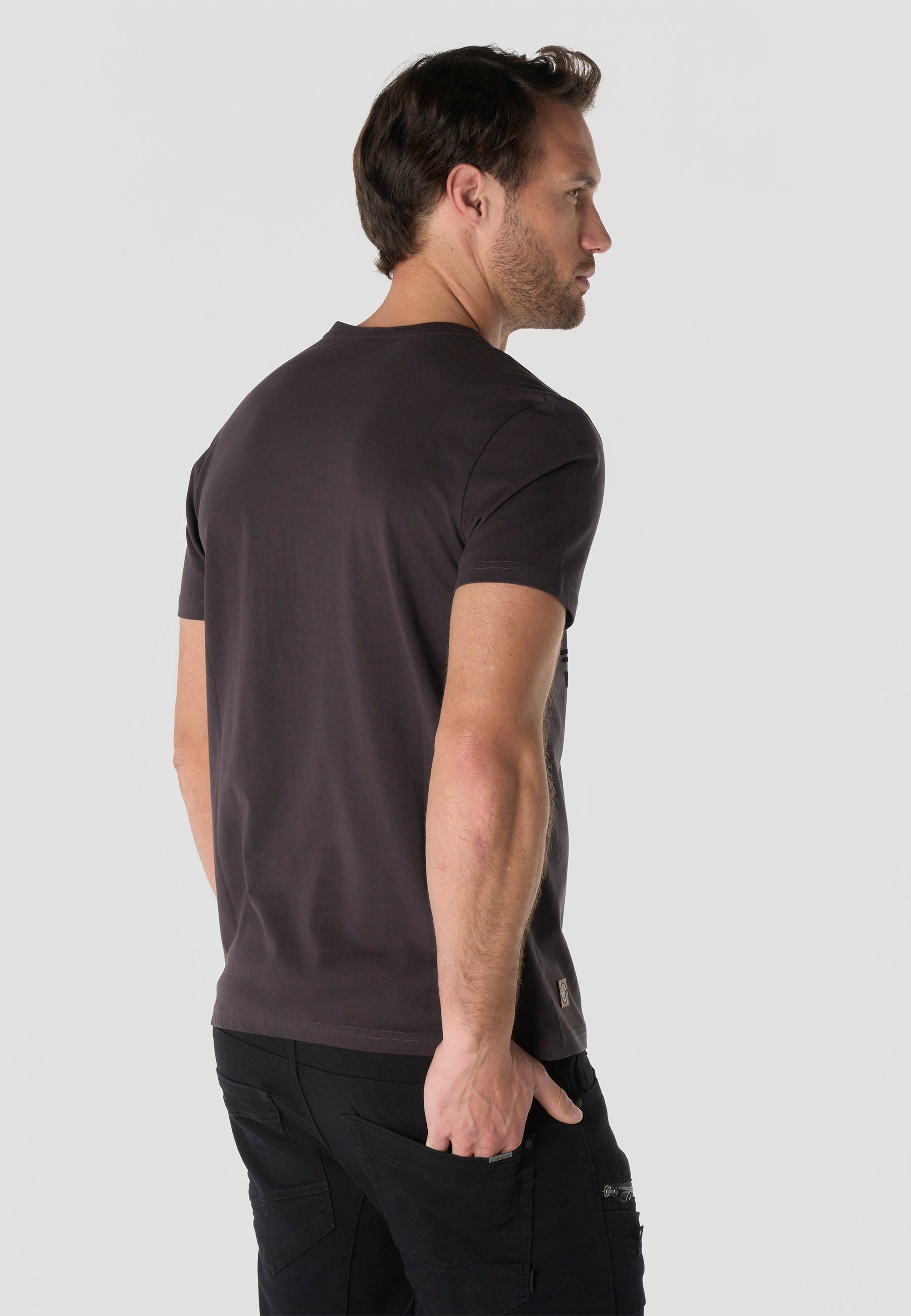 Camiseta Hombre Manga Corta Estampada Antracita Cuello Redondo Regular Fit – KOROSHI