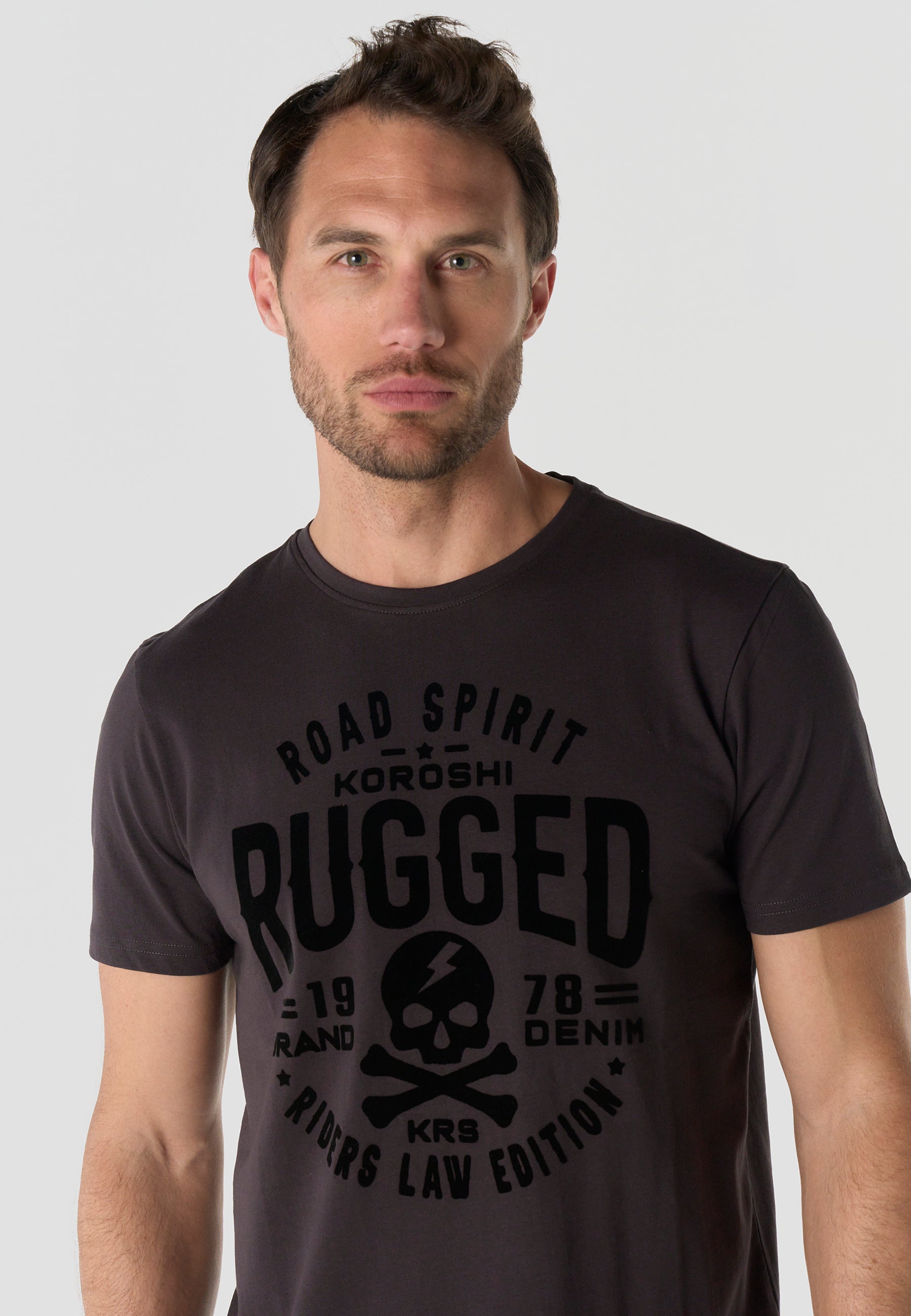 Camiseta Hombre Manga Corta Estampada Antracita Cuello Redondo Regular Fit – KOROSHI