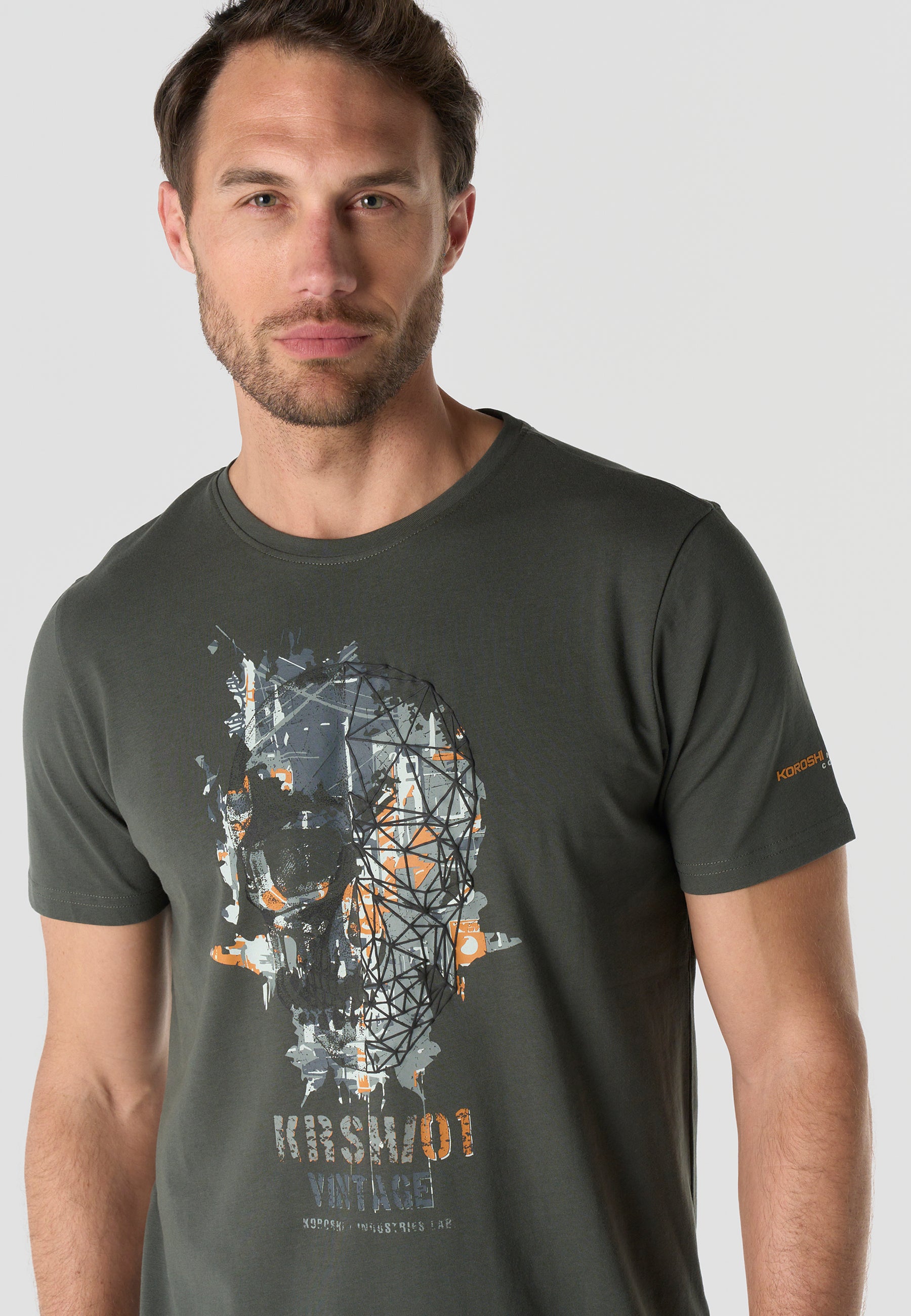 Camiseta Hombre Manga Corta Estampada Kaki Cuello Redondo Regular Fit – KOROSHI