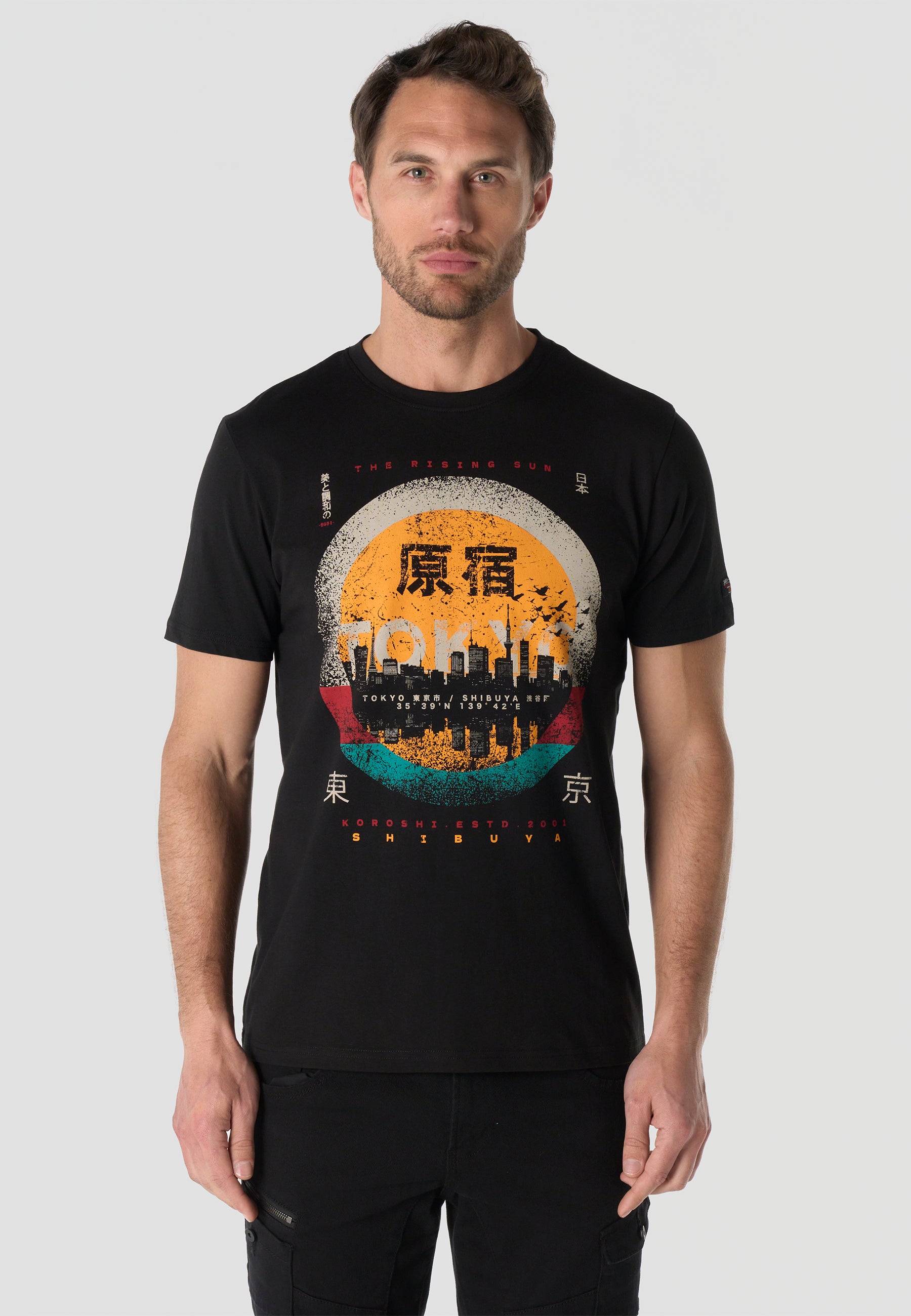 Camiseta Hombre Manga Corta Estampada Negra Cuello Redondo Regular Fit – KOROSHI