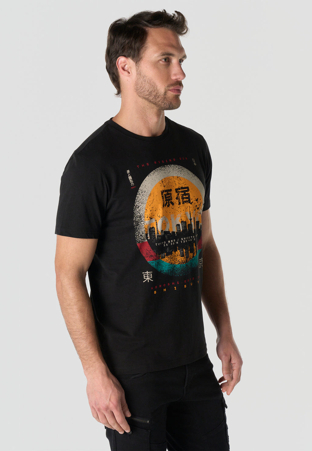 Camiseta Hombre Manga Corta Estampada Negra Cuello Redondo Regular Fit – KOROSHI