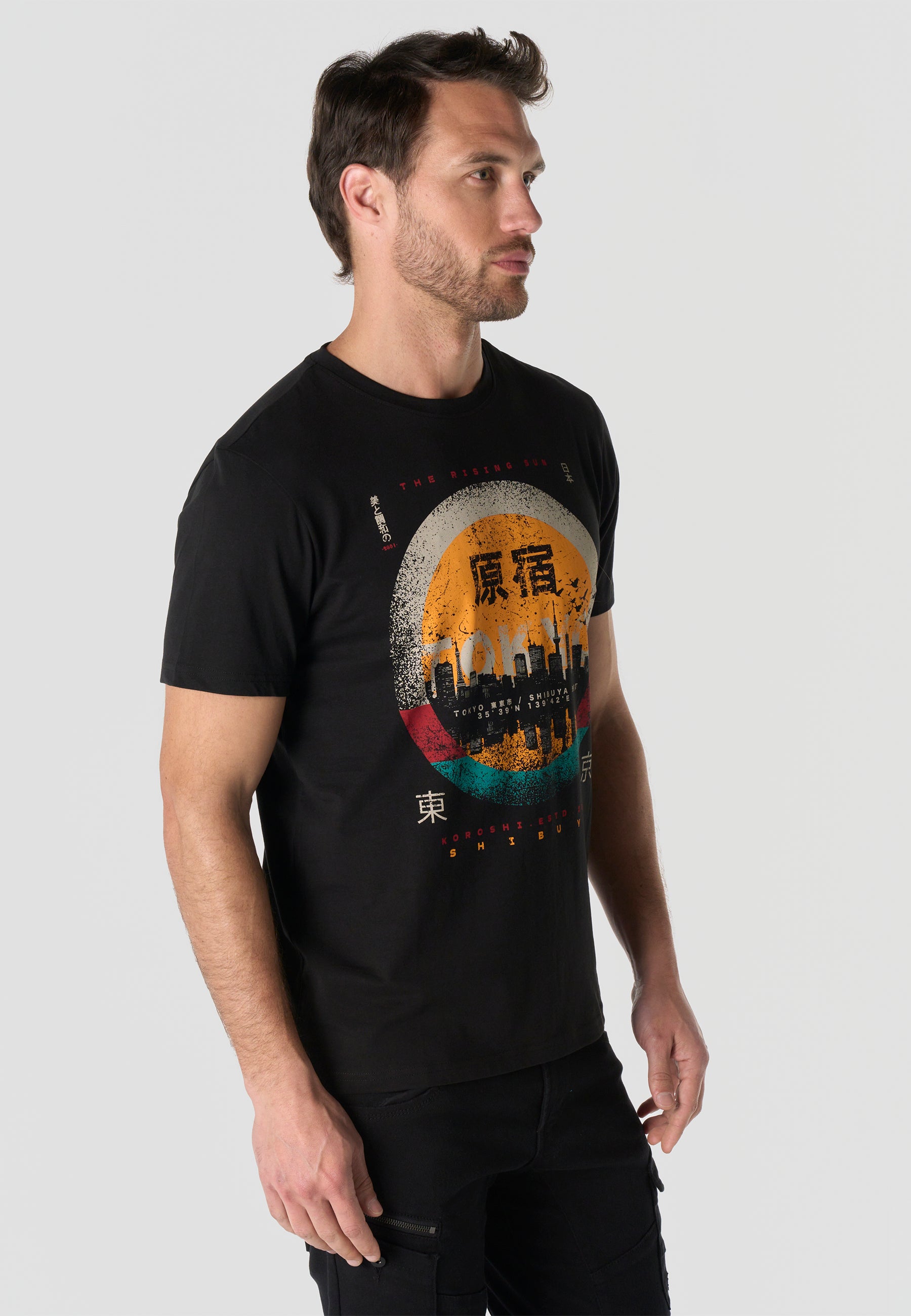 Camiseta Hombre Manga Corta Estampada Negra Cuello Redondo Regular Fit – KOROSHI