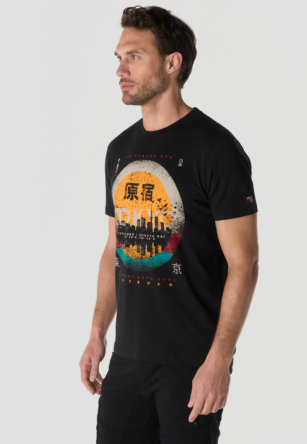 Camiseta Hombre Manga Corta Estampada Negra Cuello Redondo Regular Fit – KOROSHI