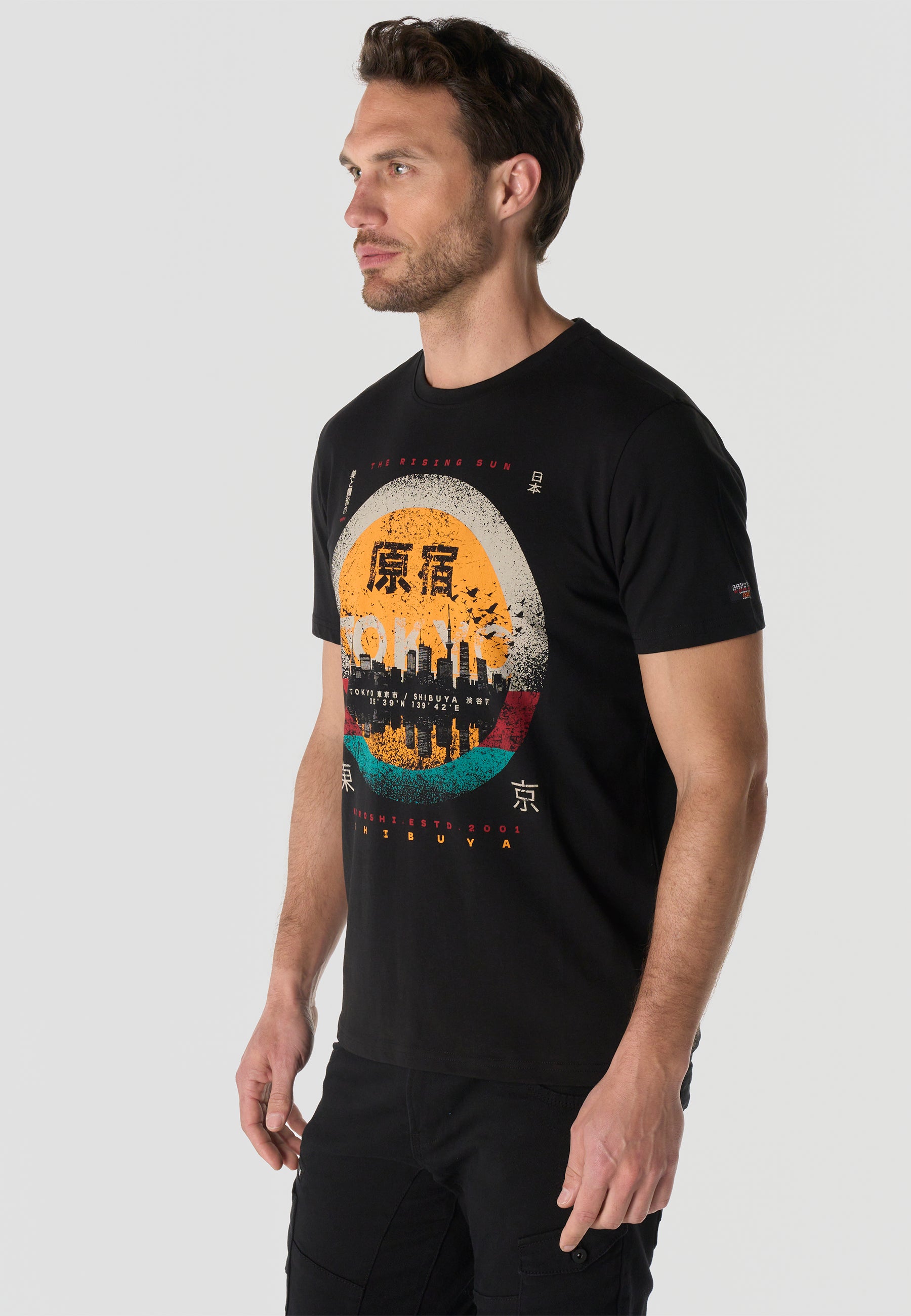 Camiseta Hombre Manga Corta Estampada Negra Cuello Redondo Regular Fit – KOROSHI
