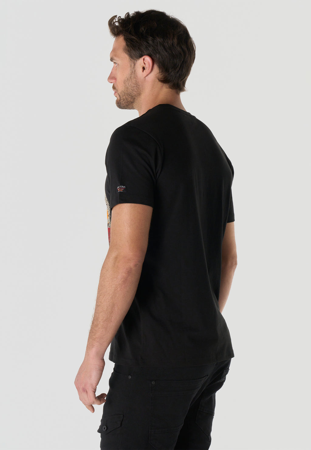 Camiseta Hombre Manga Corta Estampada Negra Cuello Redondo Regular Fit – KOROSHI