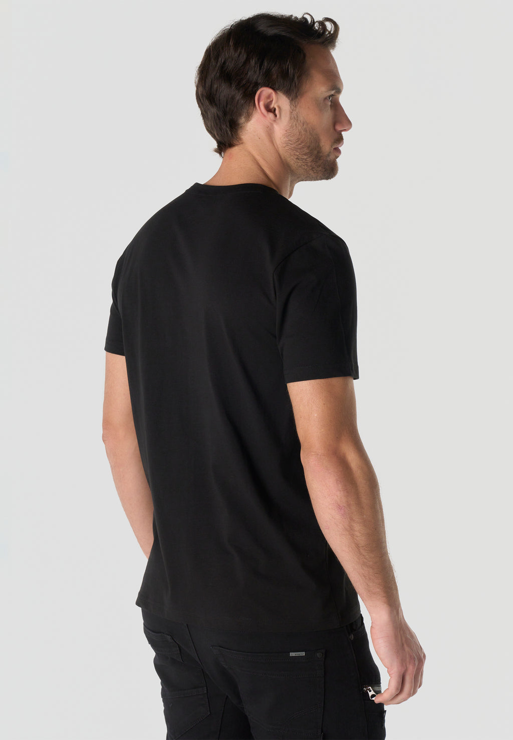 Camiseta Hombre Manga Corta Estampada Negra Cuello Redondo Regular Fit – KOROSHI