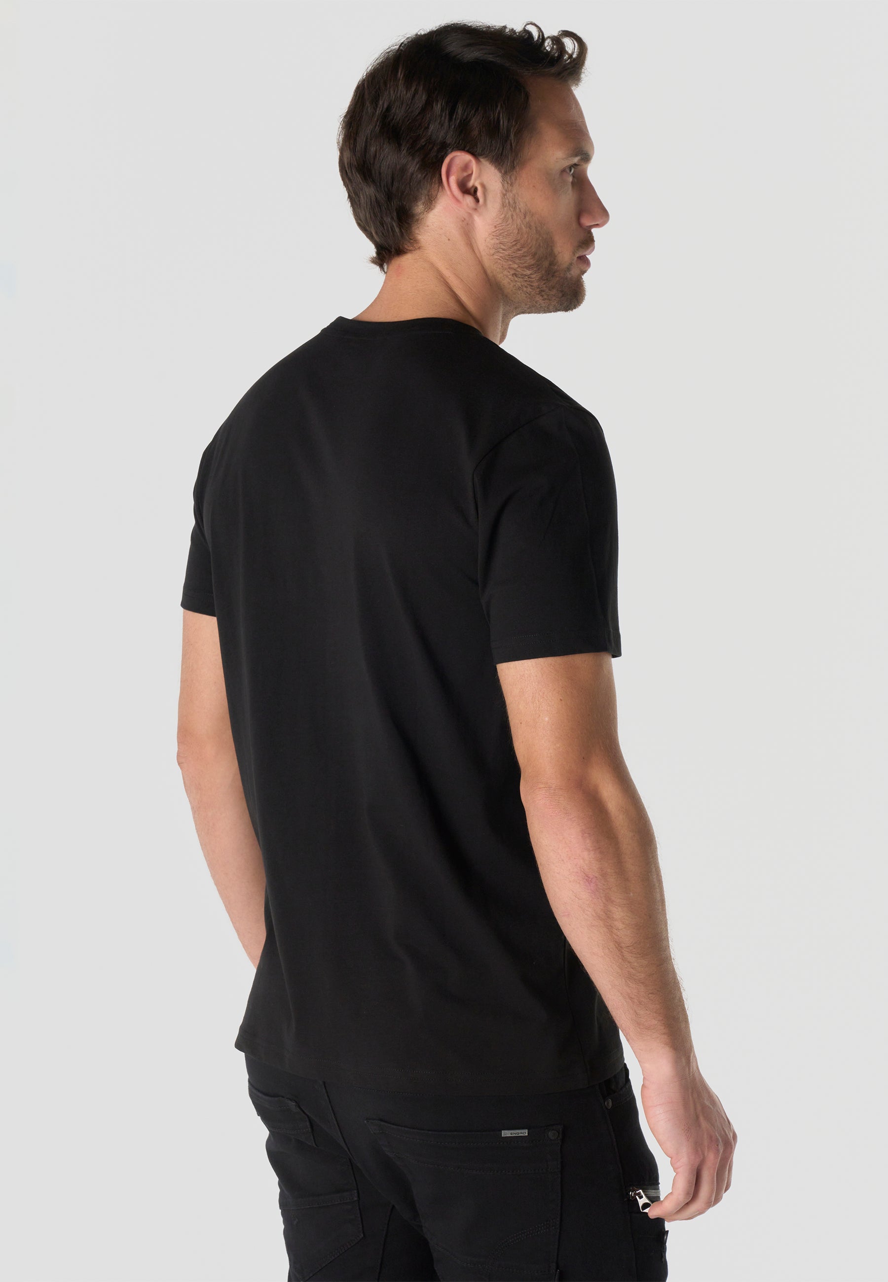 Camiseta Hombre Manga Corta Estampada Negra Cuello Redondo Regular Fit – KOROSHI