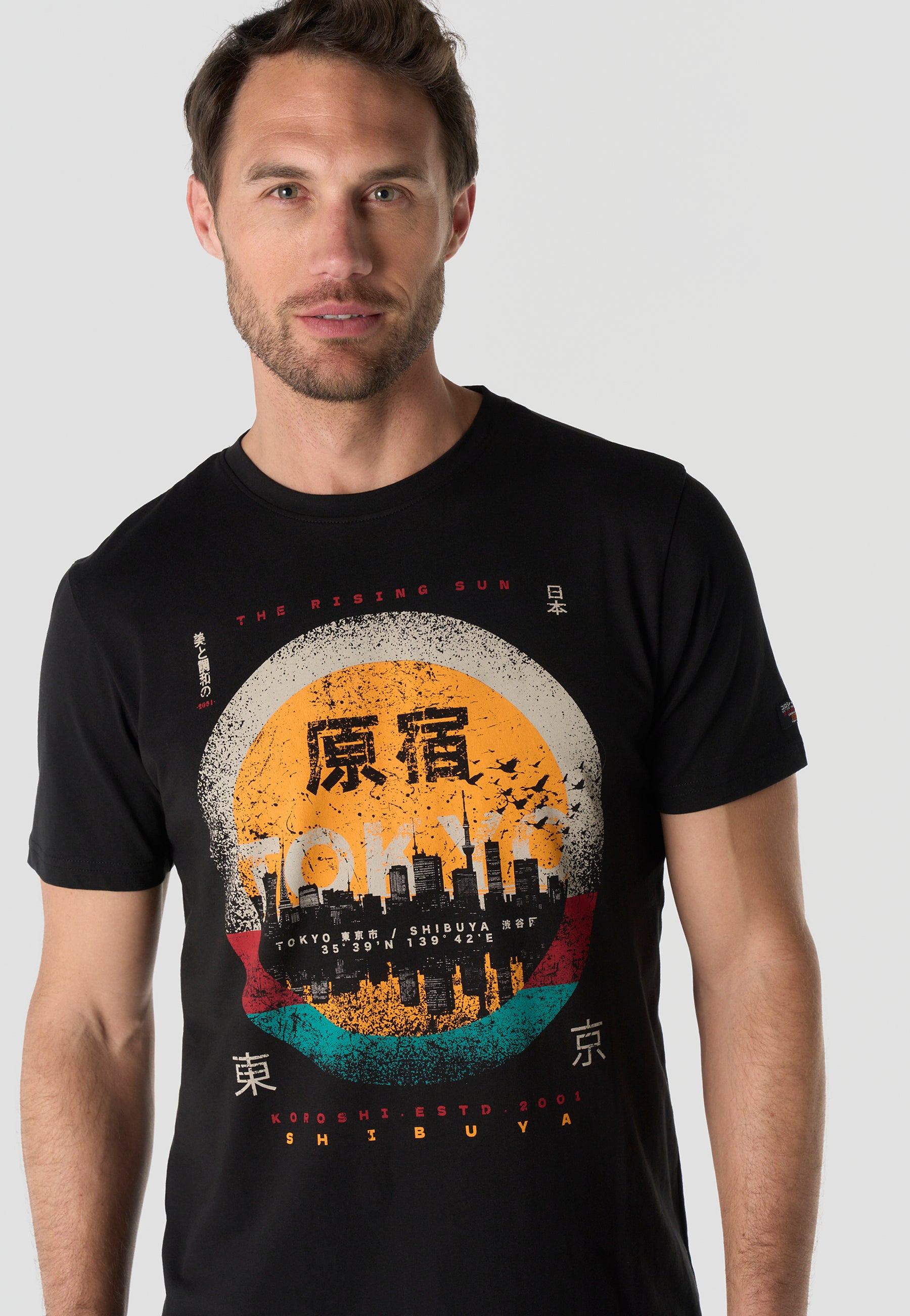 Camiseta Hombre Manga Corta Estampada Negra Cuello Redondo Regular Fit – KOROSHI