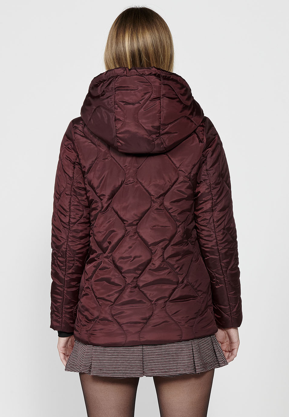 Veste matelassée avec doublure et tissu poil court sur le dessus avec régulateurs sur la capuche et l'ourlet pour femme de couleur bordeaux 4