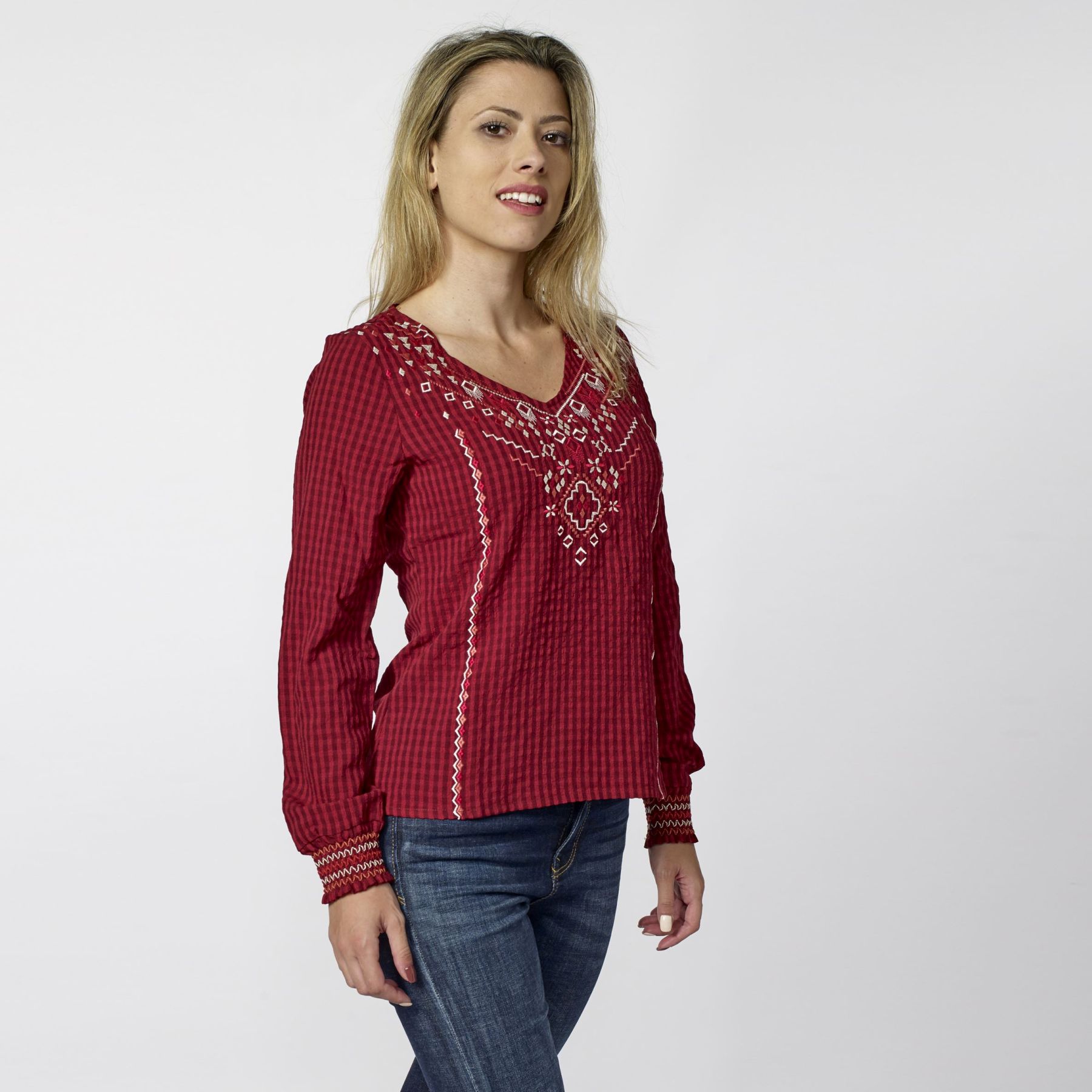 Blusa de cuadros y bordados