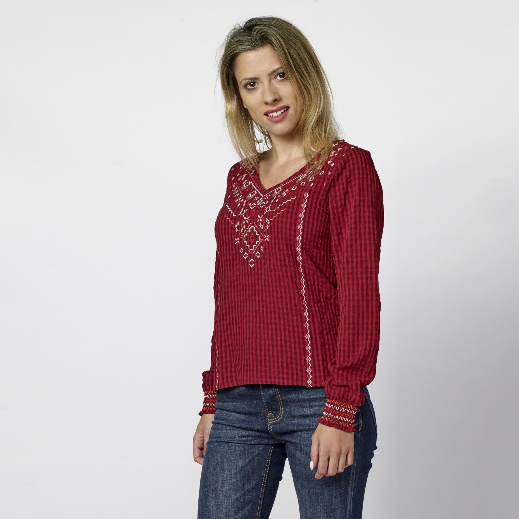 Blusa de cuadros y bordados 5