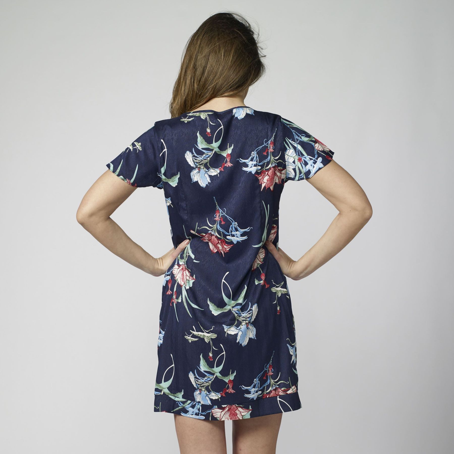 Vestido corto fluido manga corta floral tipo satén 6