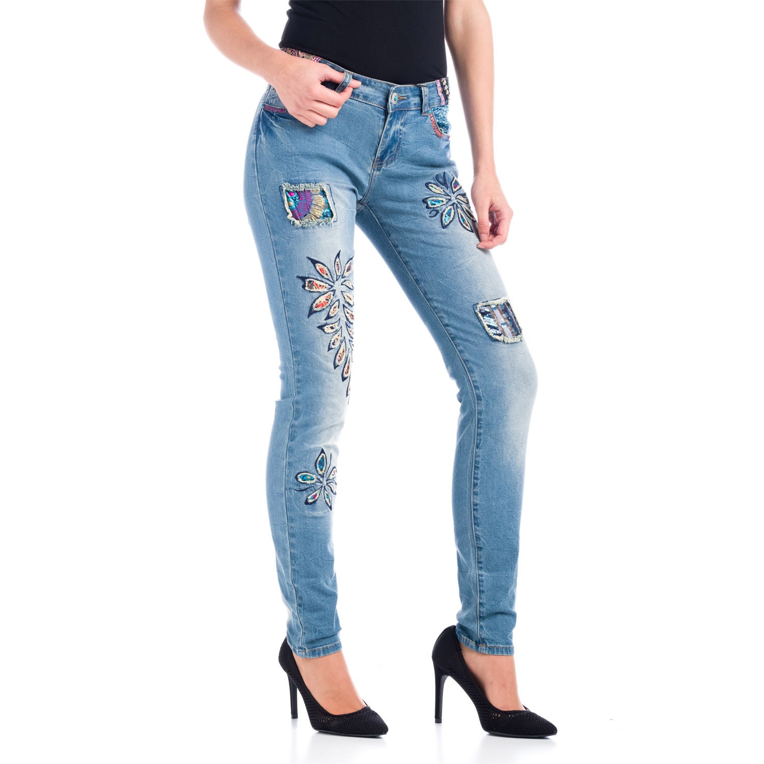 Pantalón denim con bordados florales y detalles de lentejuelas en cintura y delantero