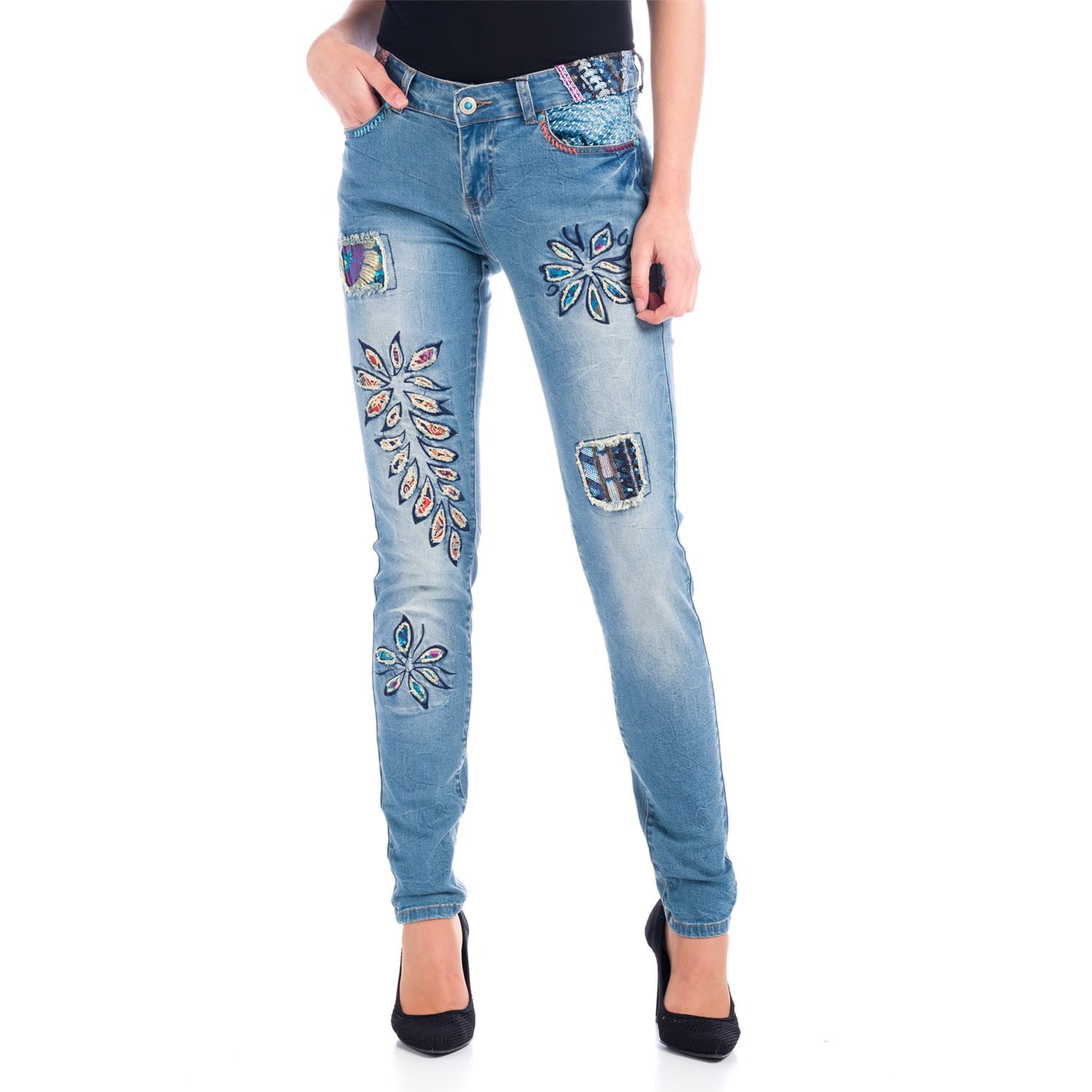 Pantalón denim con bordados florales y detalles de lentejuelas en cintura y delantero