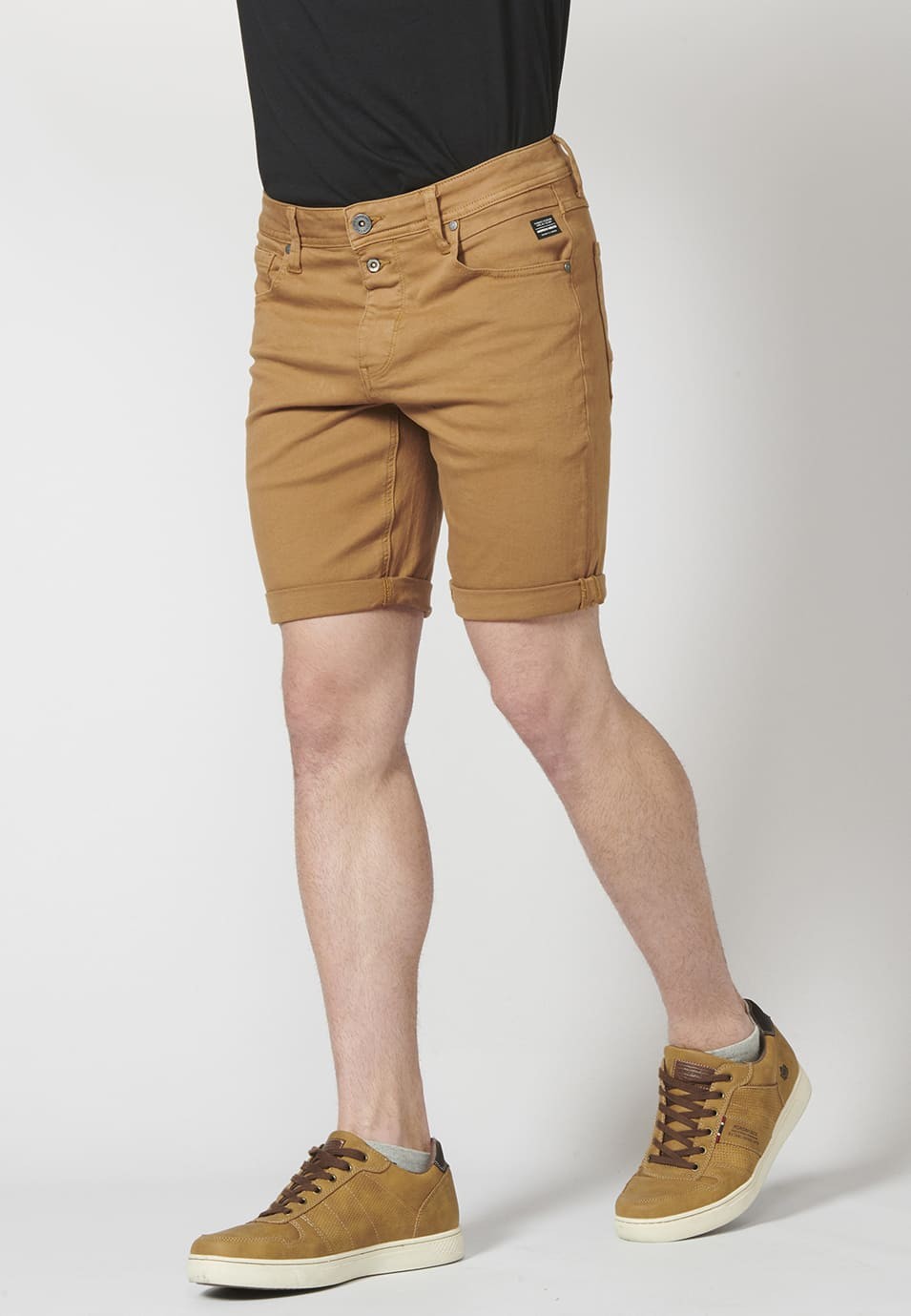 Farbige Shorts mit schmal zulaufender Passform