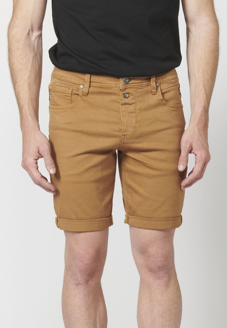 Farbige Shorts mit schmal zulaufender Passform 1