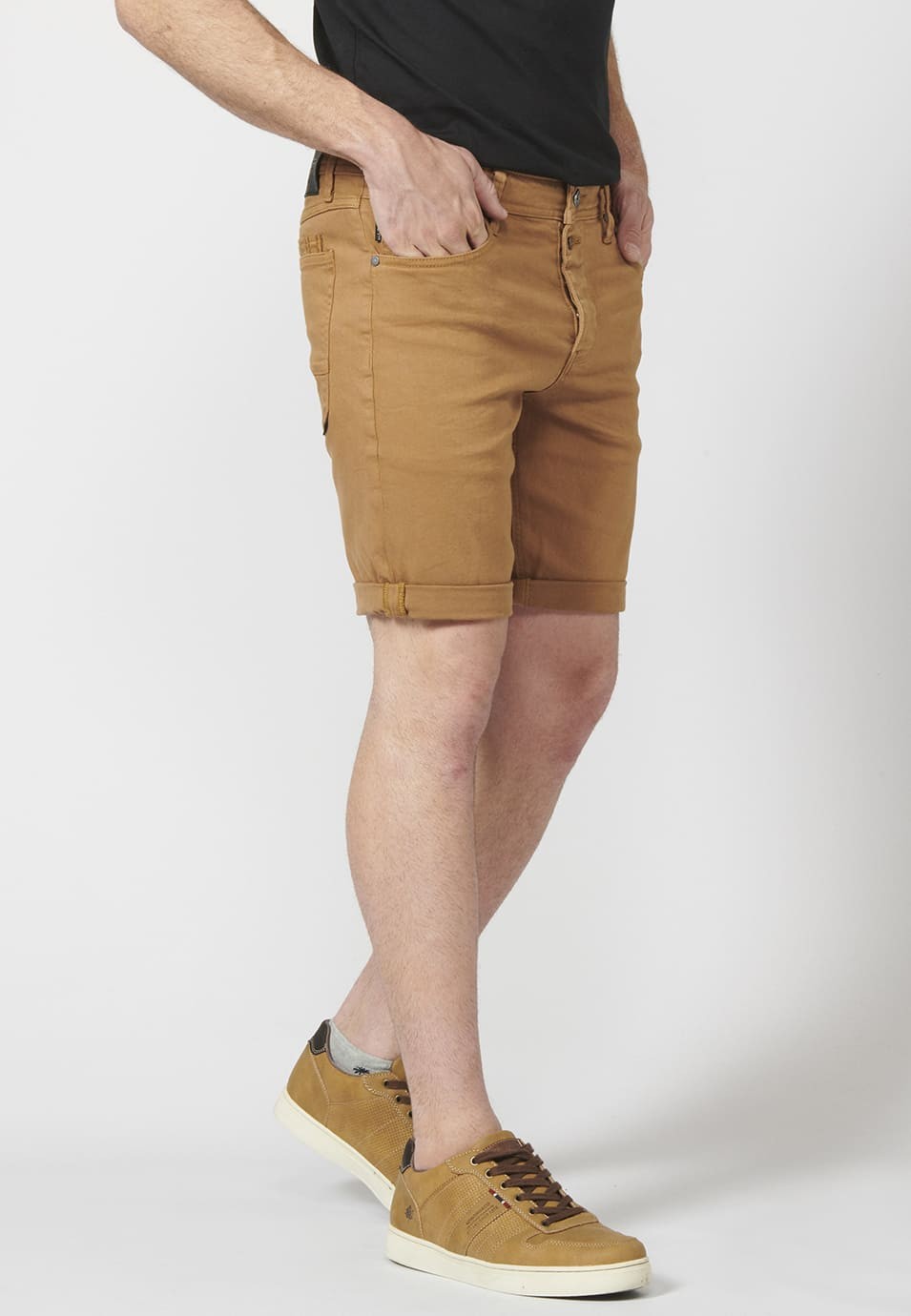 Farbige Shorts mit schmal zulaufender Passform 6