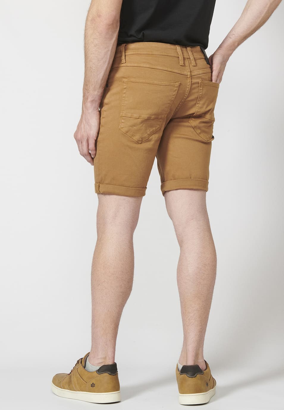 Farbige Shorts mit schmal zulaufender Passform 2