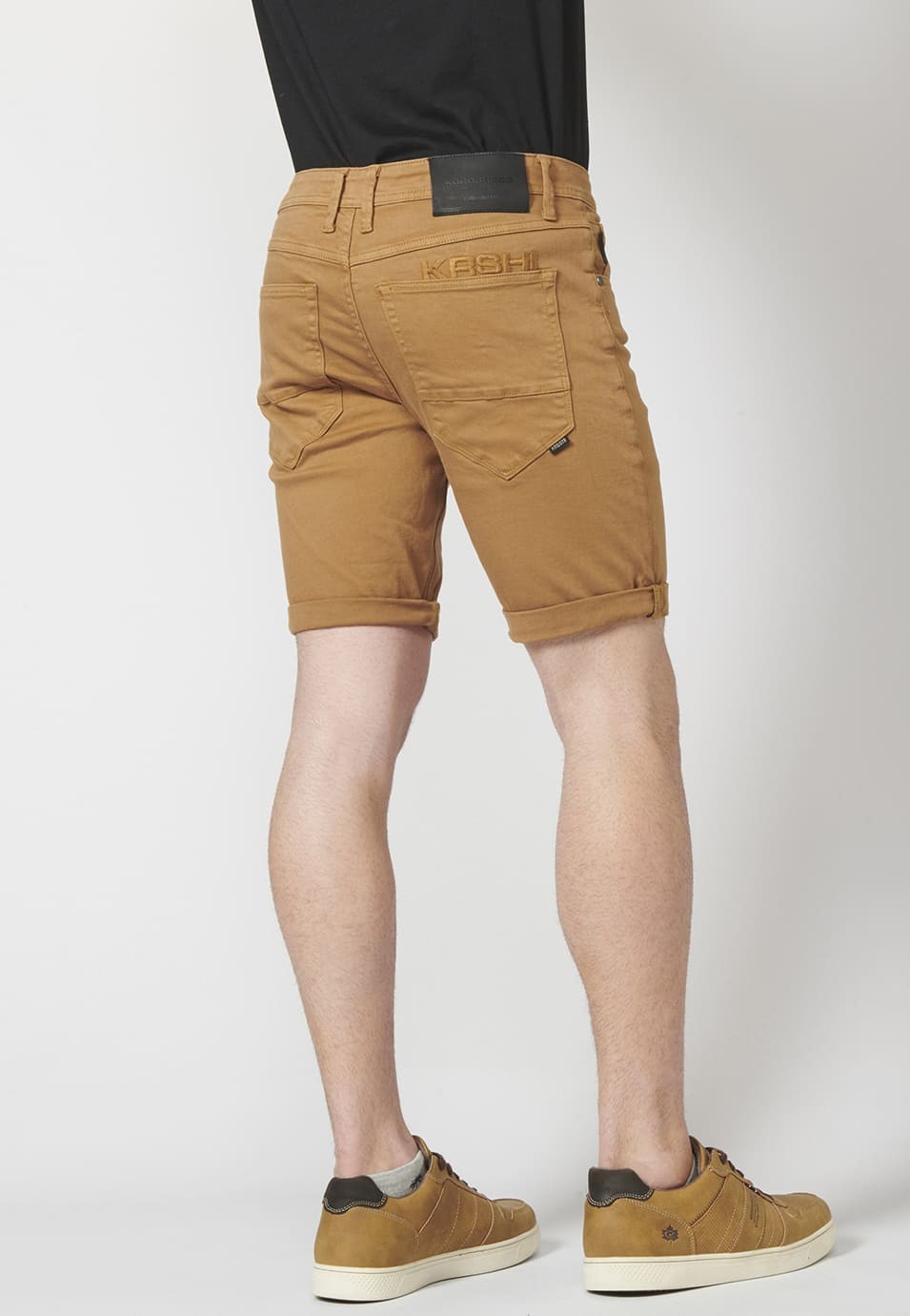 Farbige Shorts mit schmal zulaufender Passform 4