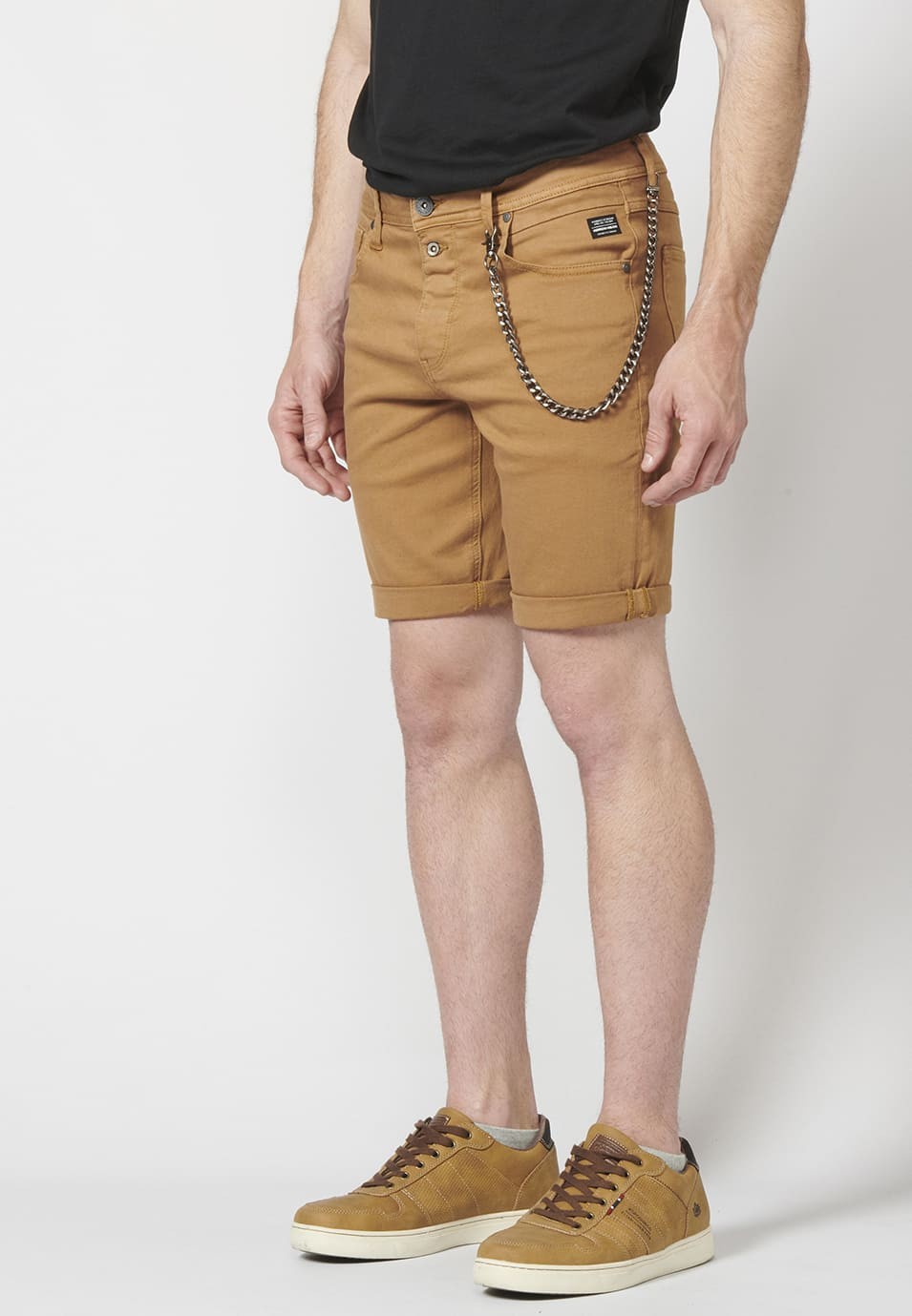 Farbige Shorts mit schmal zulaufender Passform 5