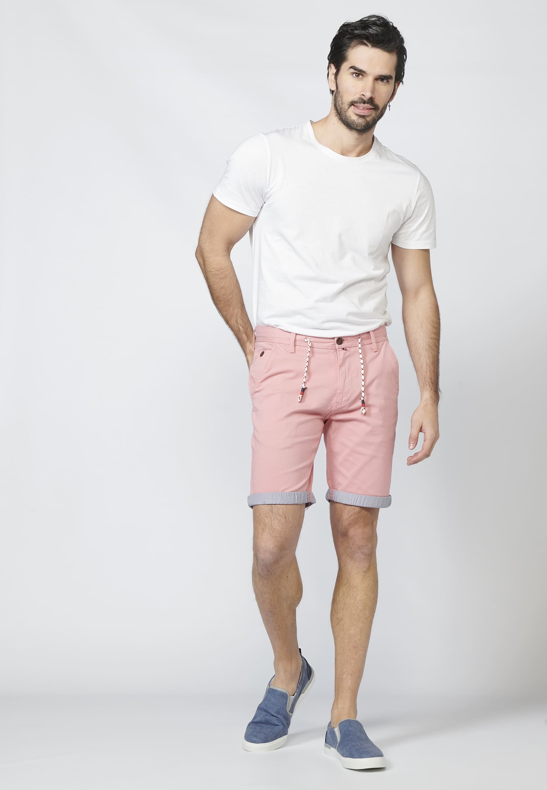 Bermuda Chino con cinco bolsillos y cordón ajustable en cintura para Hombre 3