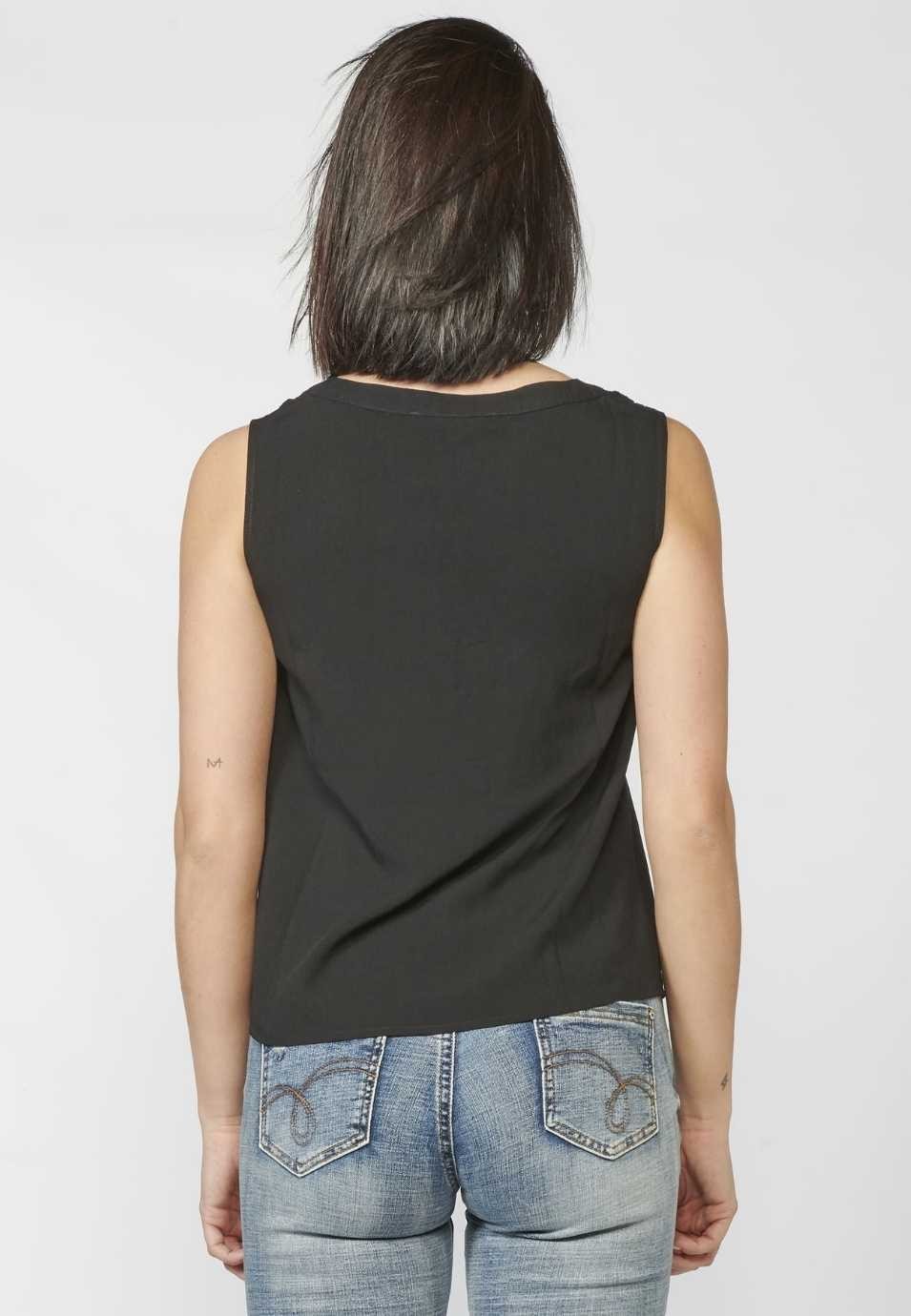 Blusa negra fluida sin mangas escote pico bordada y puntilla para mujer 3