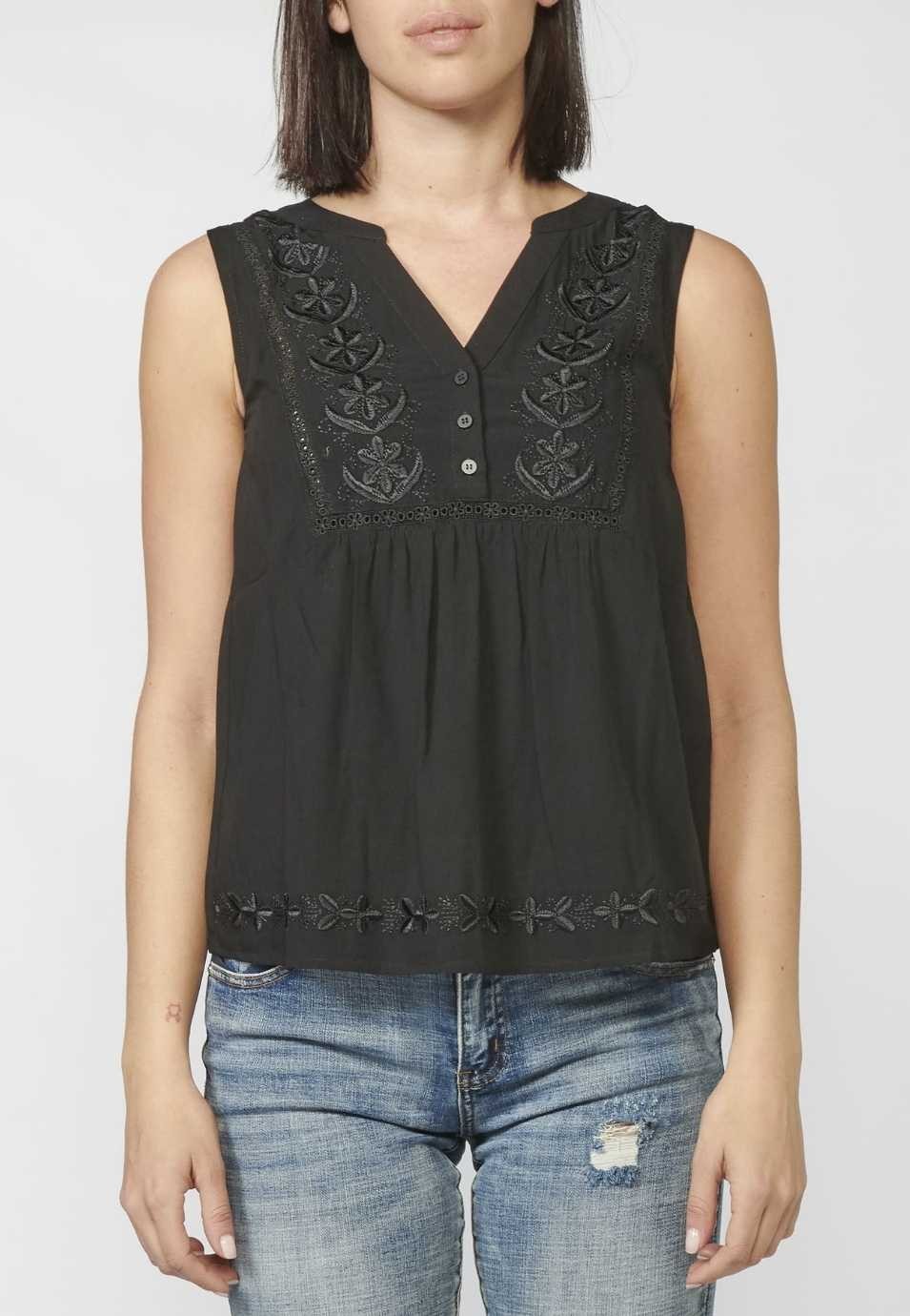 Blusa negra fluida sin mangas escote pico bordada y puntilla para mujer 2